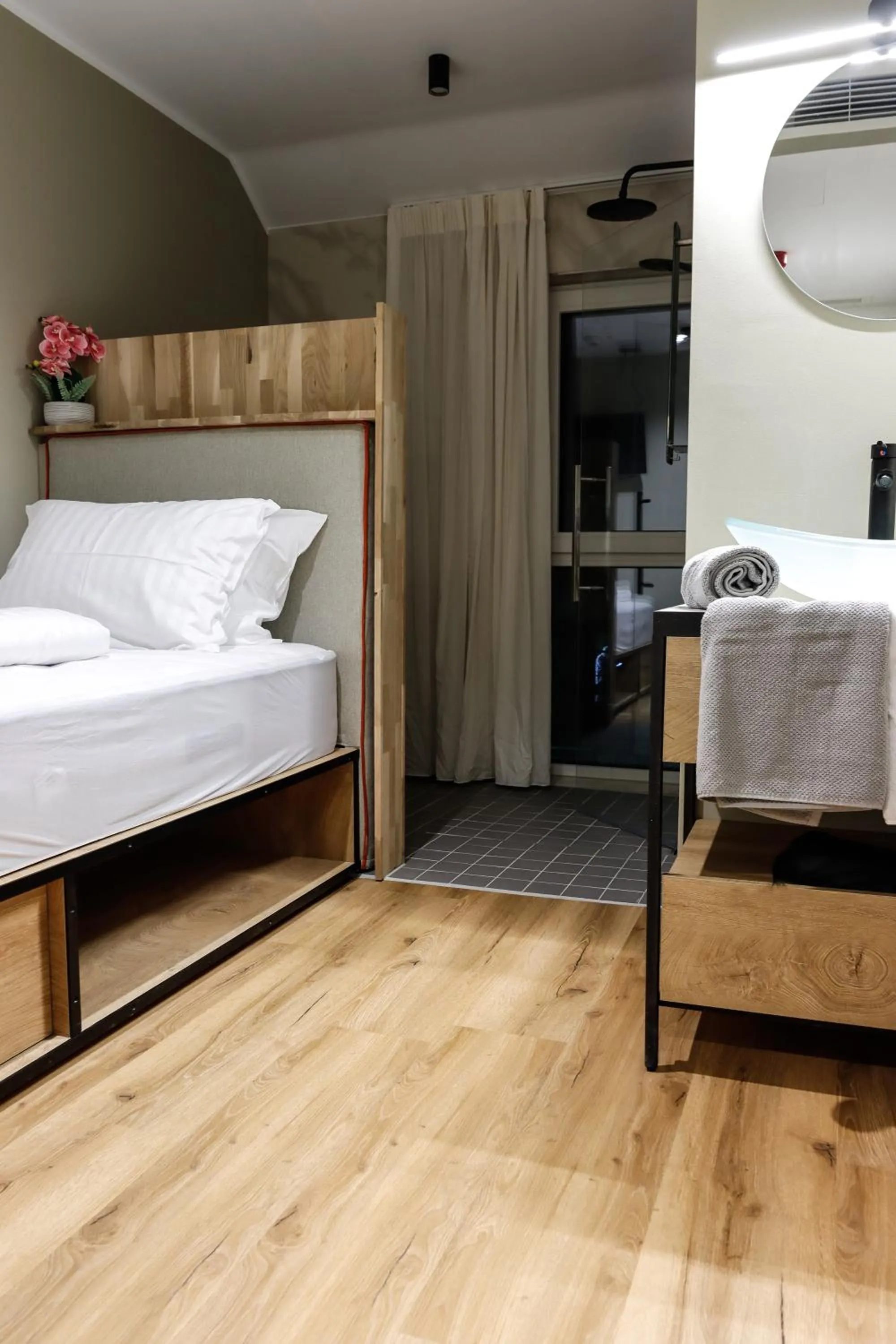 Bathroom, Bed in Hotel Wehra