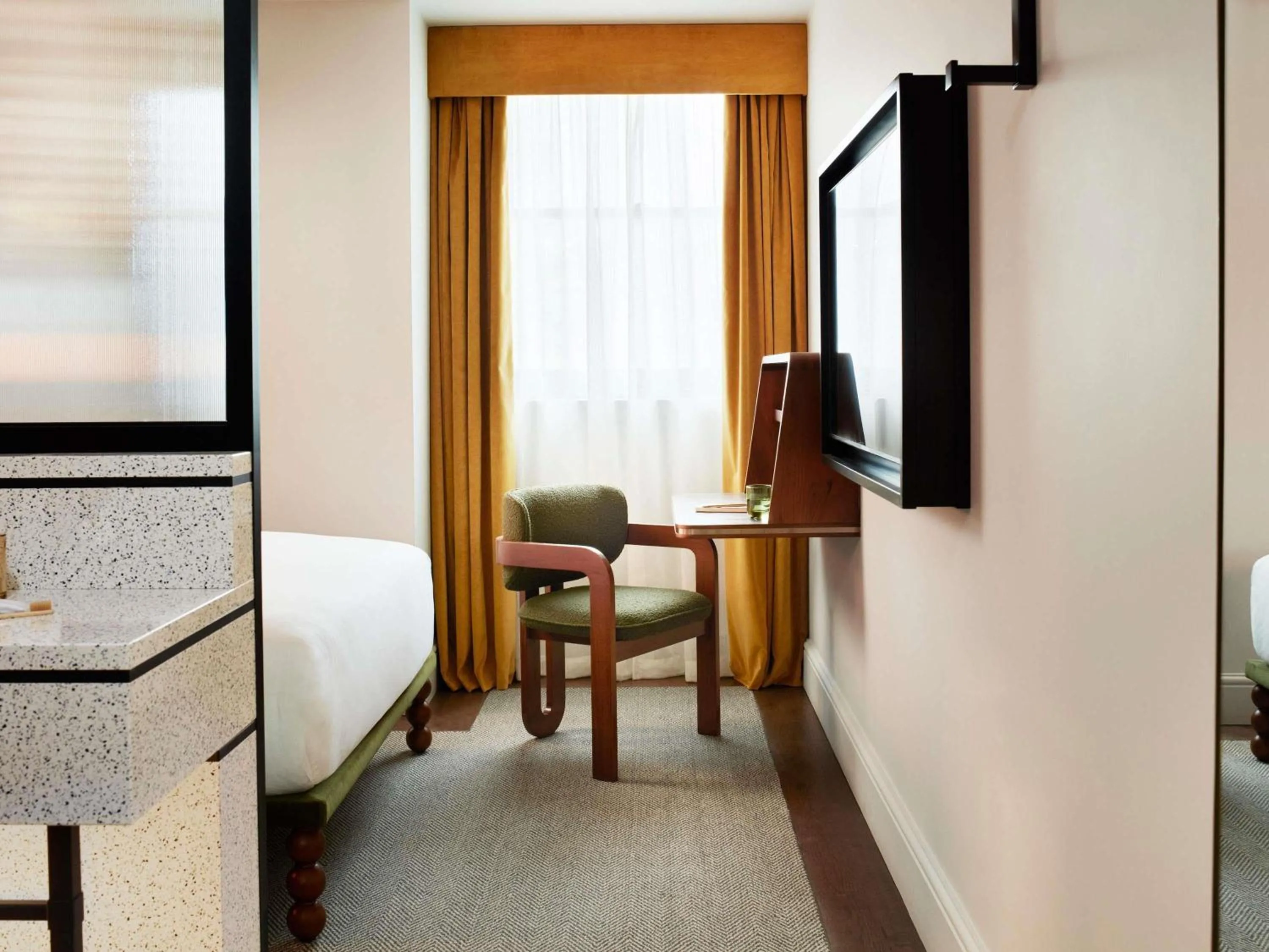 Bedroom, Bed in Hyde London City - St Paul's