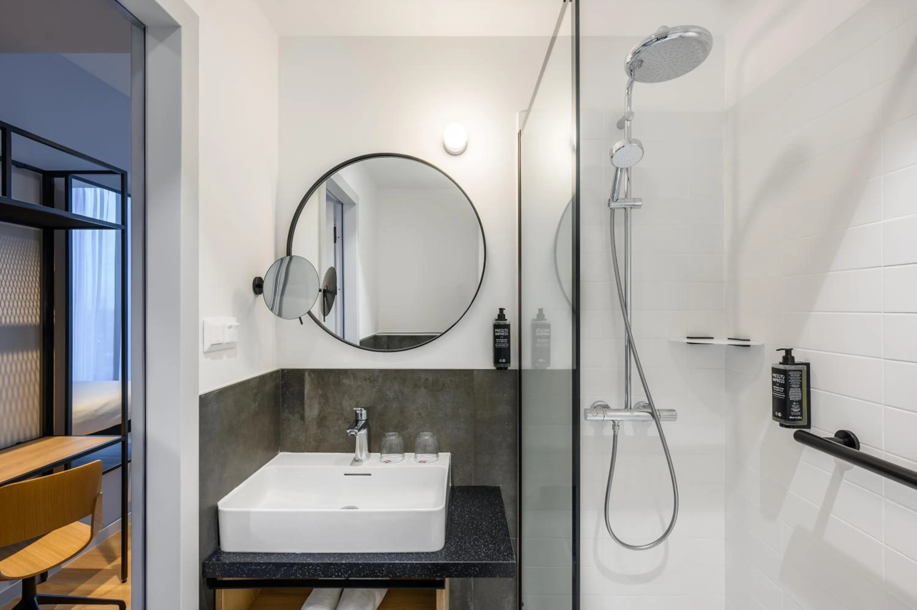 Shower in ibis Budapest Stadium