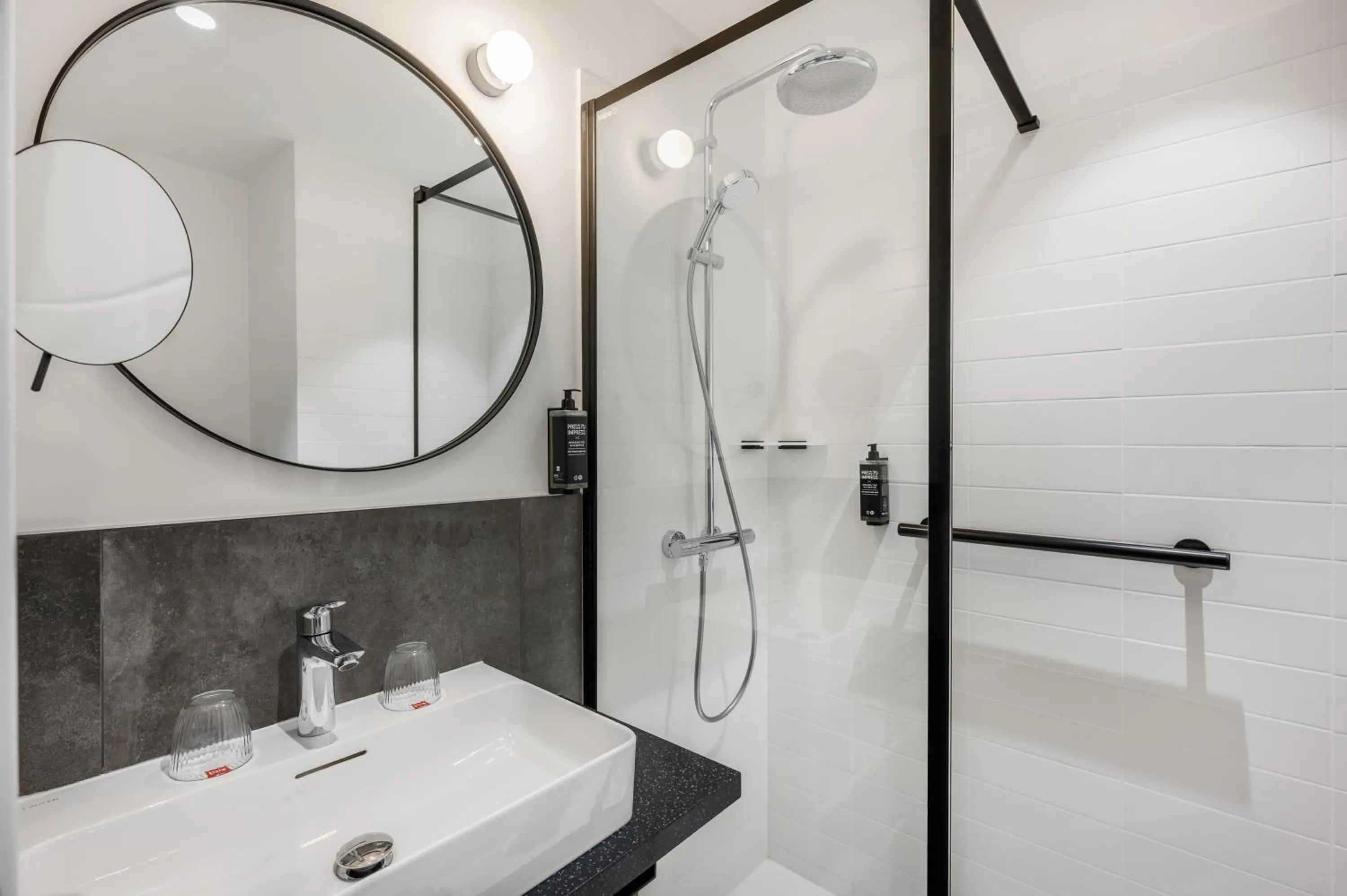 Shower in ibis Budapest Stadium