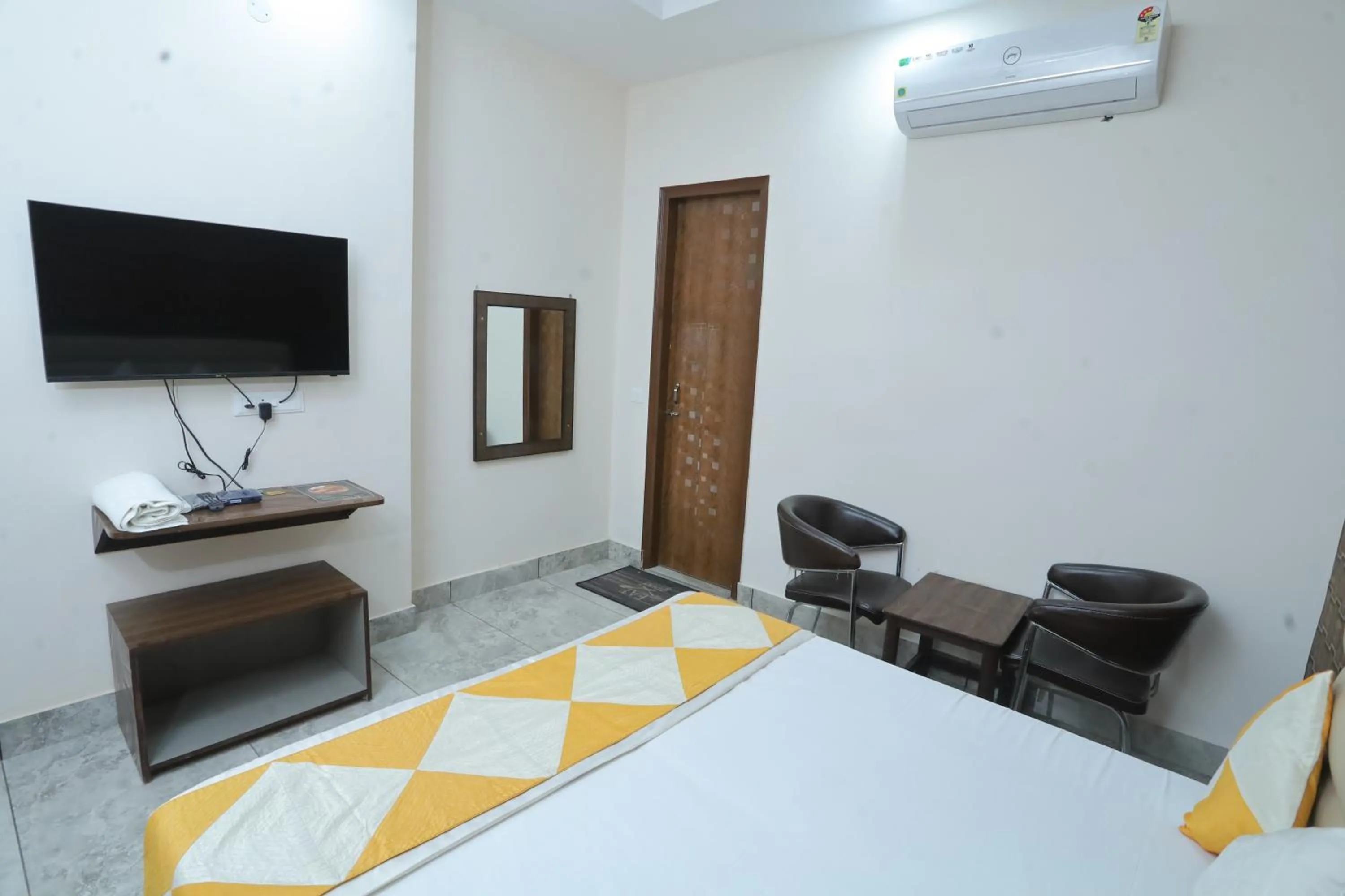 Communal lounge/ TV room, Bed in Raghav inn