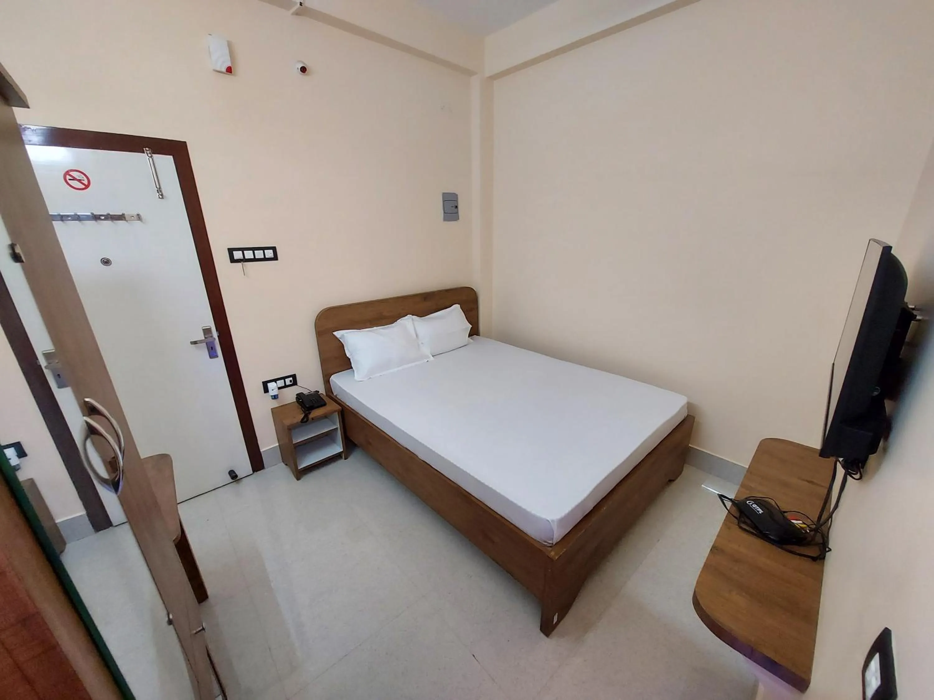 Communal lounge/ TV room, Bed in Hotel Hari Gayatri Regent