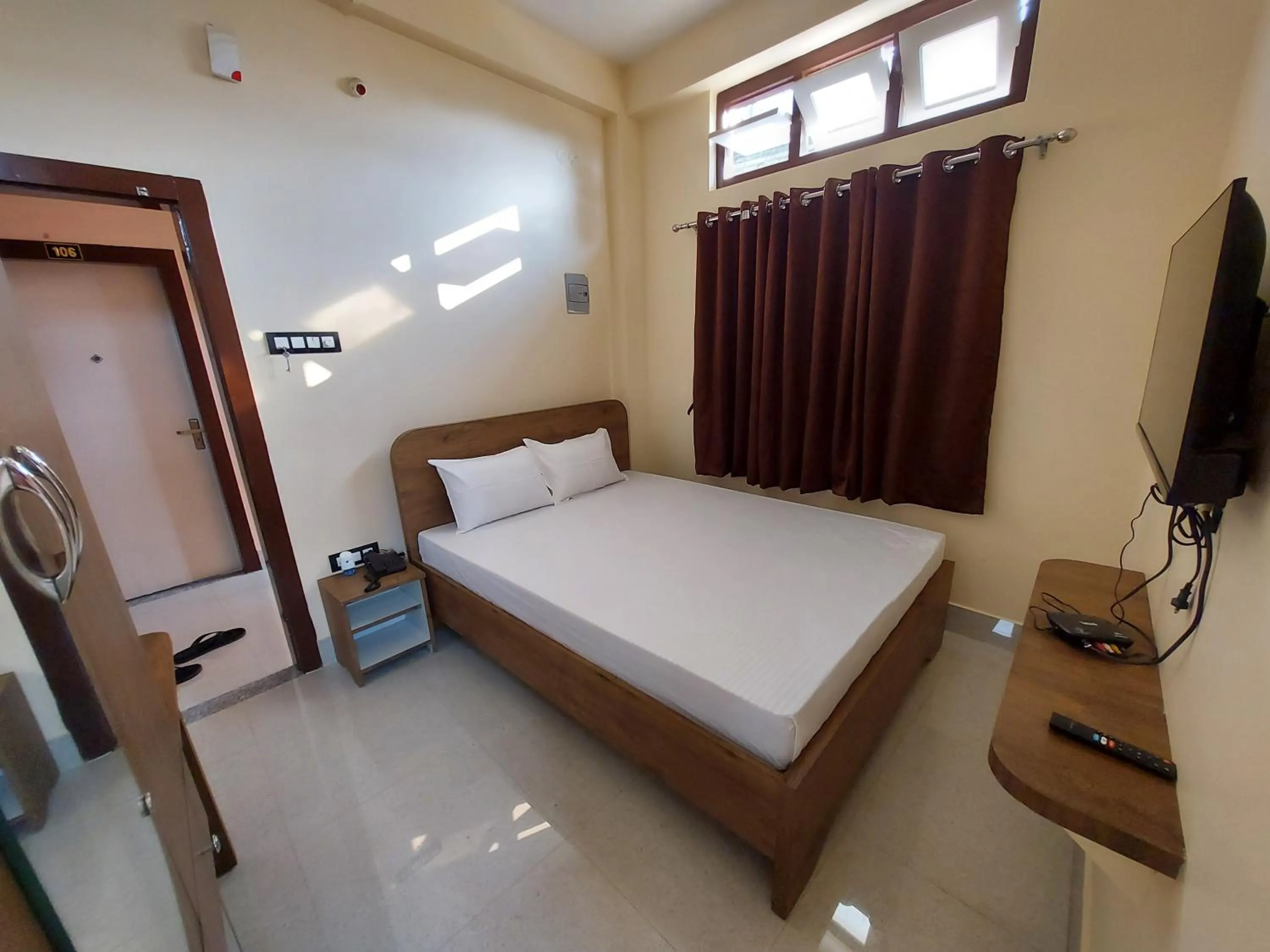 Communal lounge/ TV room, Bed in Hotel Hari Gayatri Regent
