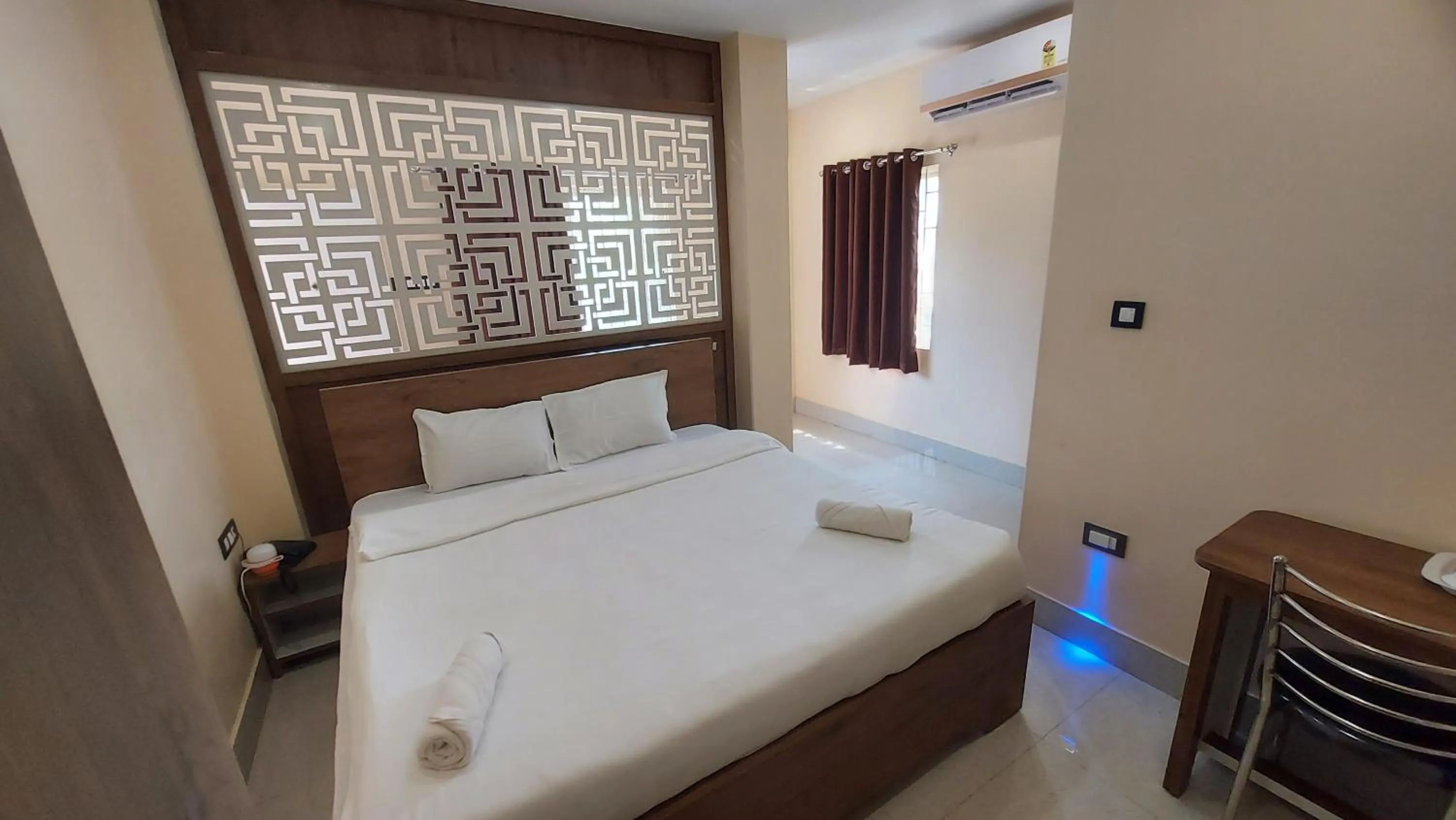 Bedroom, Bed in Hotel Hari Gayatri Regent