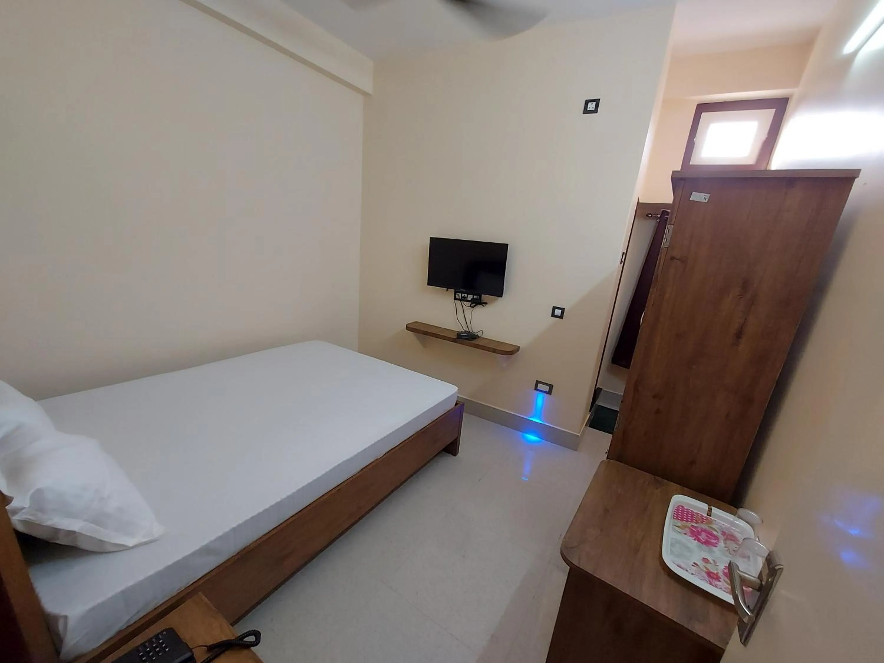 Communal lounge/ TV room, Bed in Hotel Hari Gayatri Regent