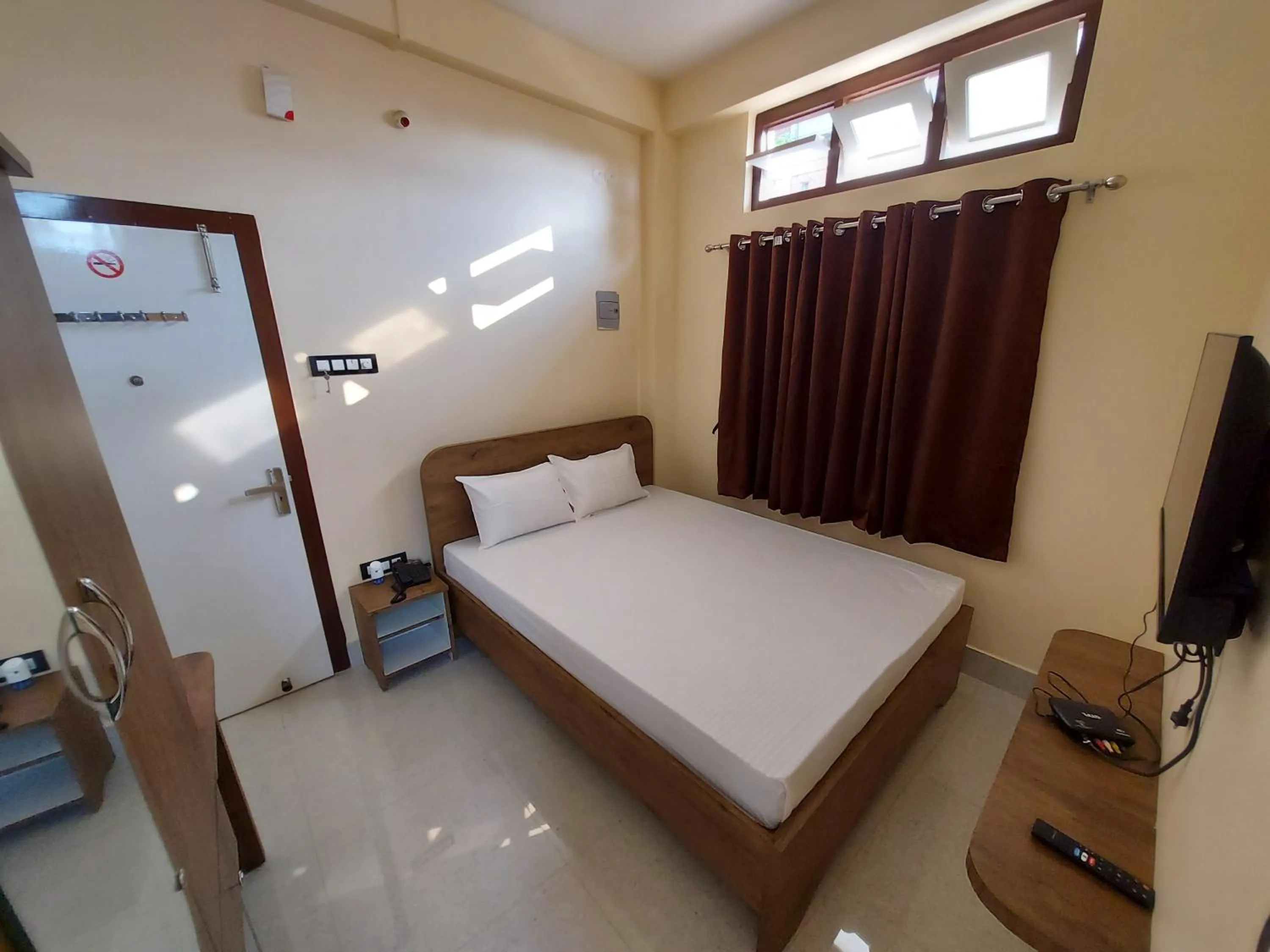Communal lounge/ TV room, Bed in Hotel Hari Gayatri Regent