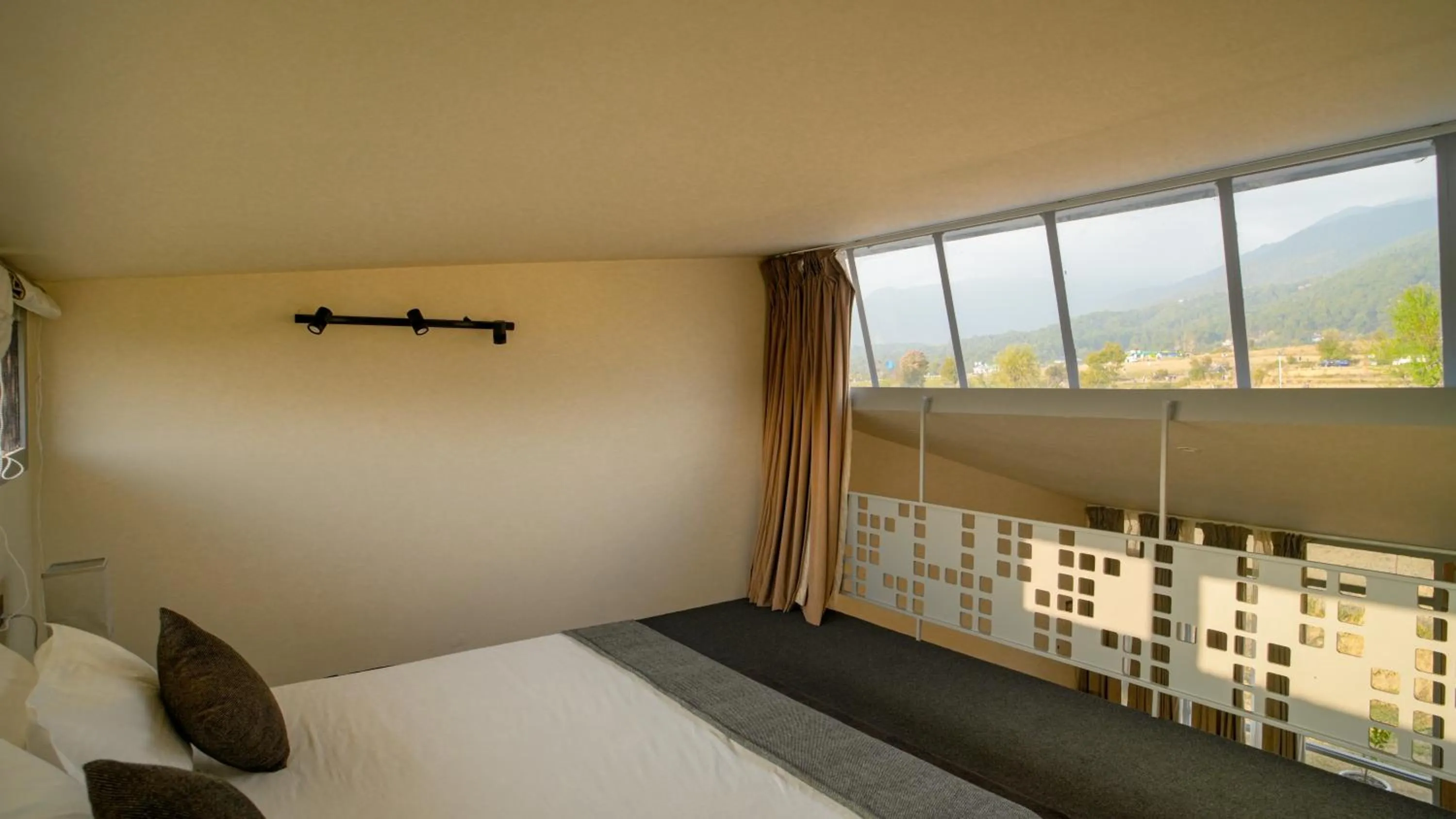 Bed in Bir Valley Retreat