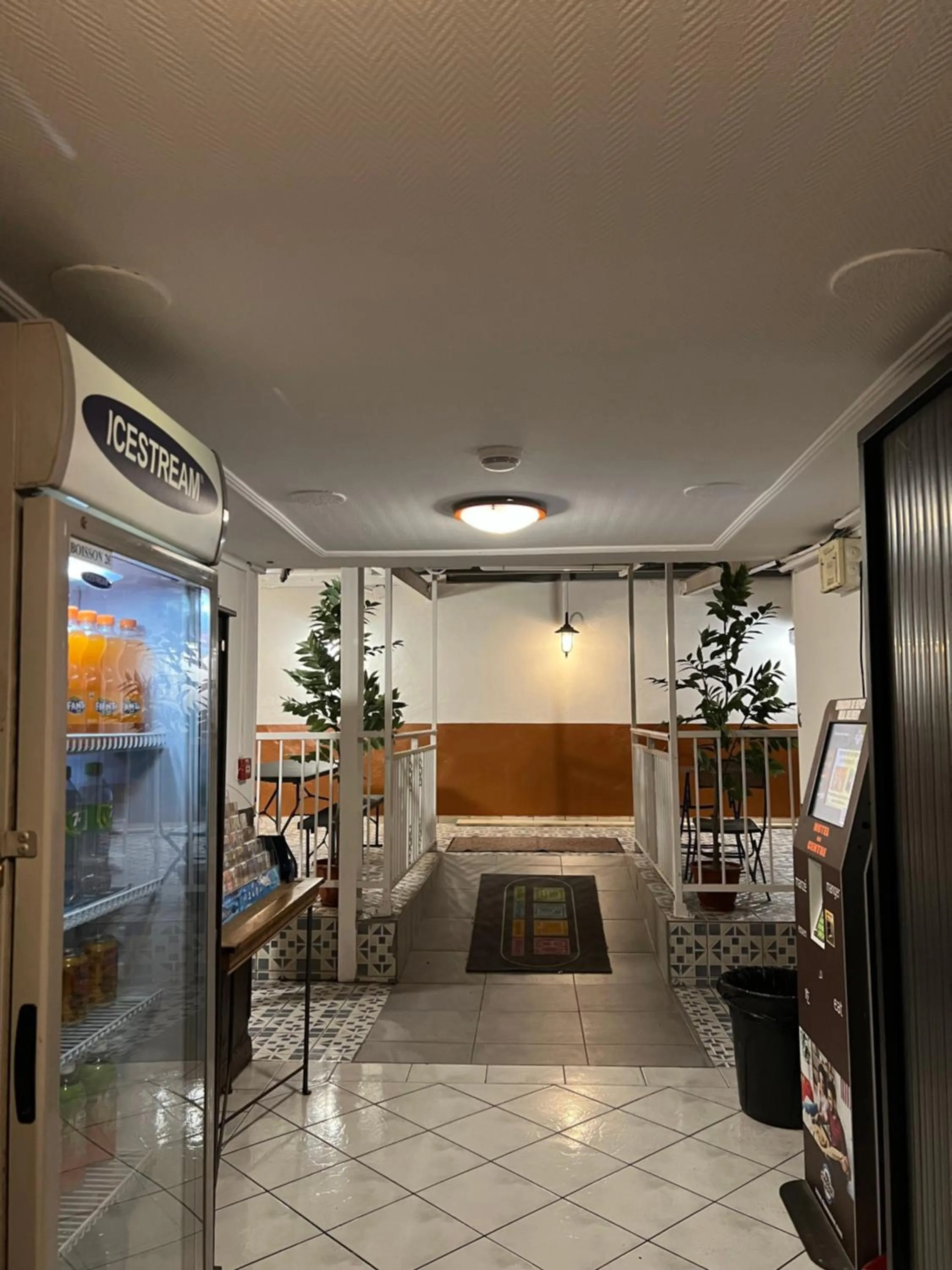 Drinks, Bed in Hôtel Du Centre