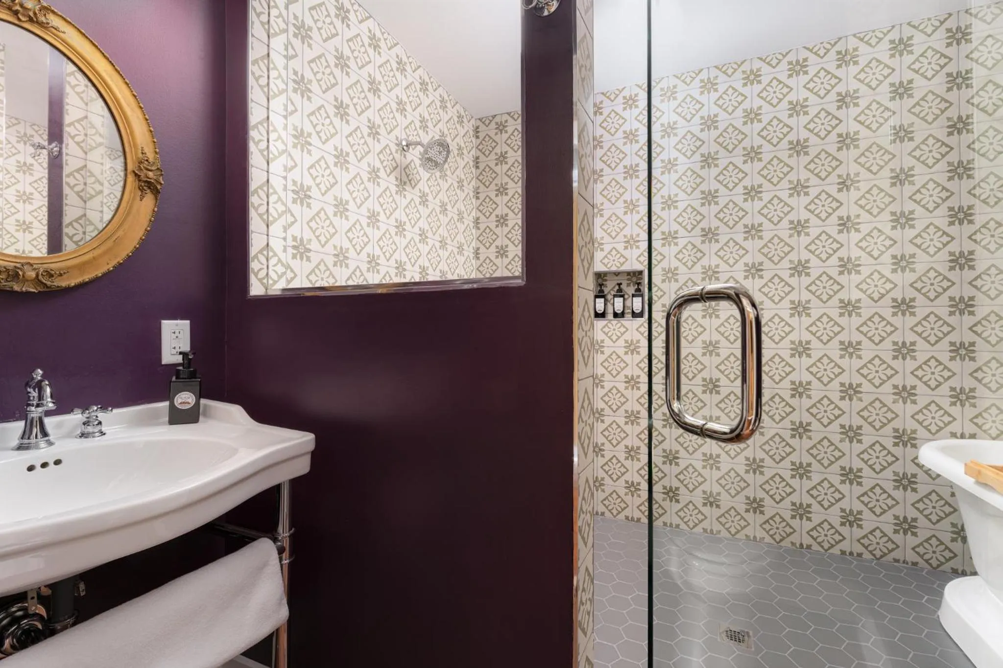 Bathroom in The NuWray Hotel & Carriage House