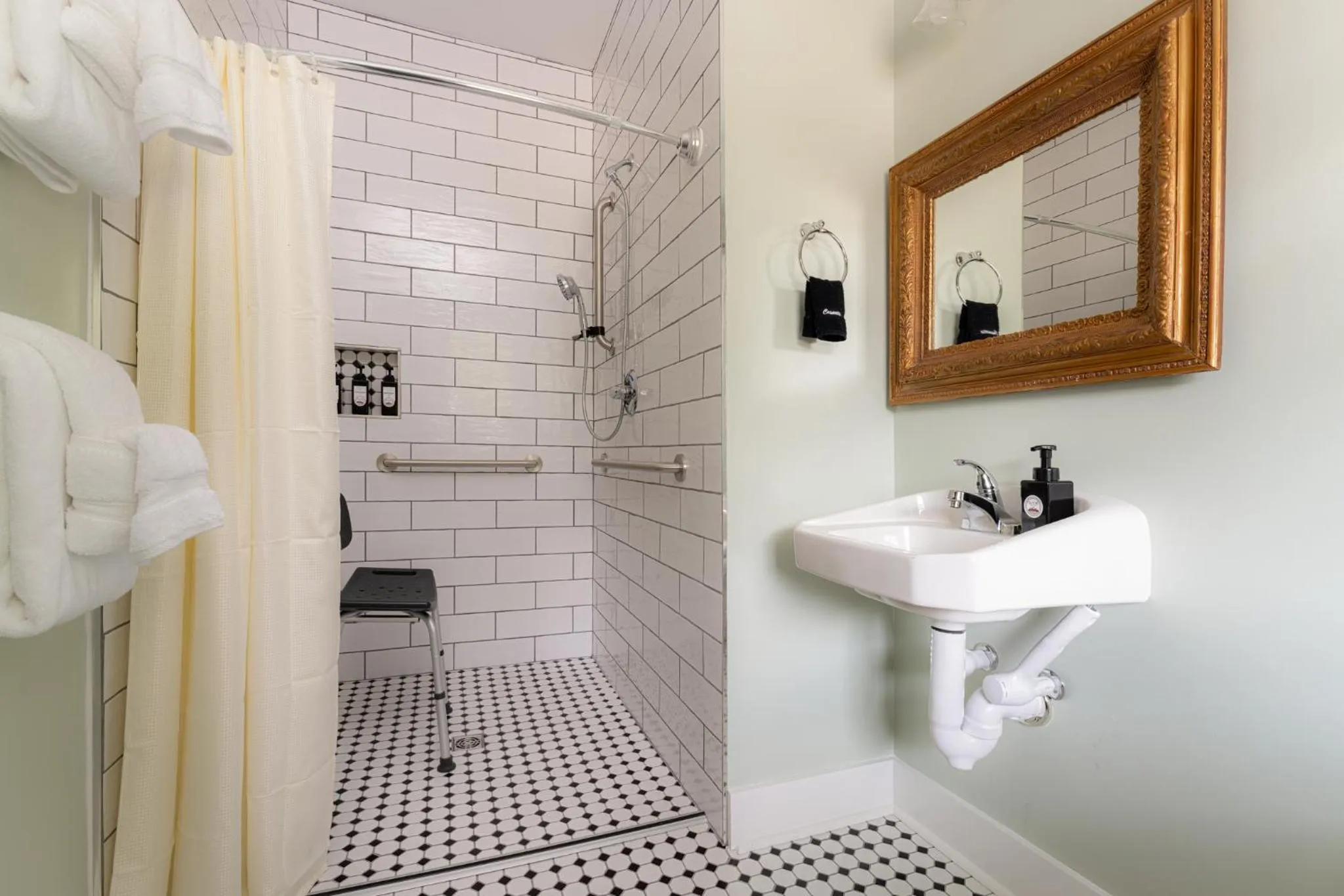 Shower in The NuWray Hotel & Carriage House