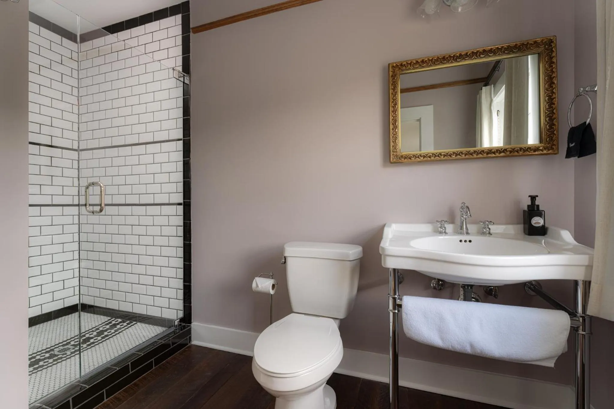 Bathroom in The NuWray Hotel & Carriage House