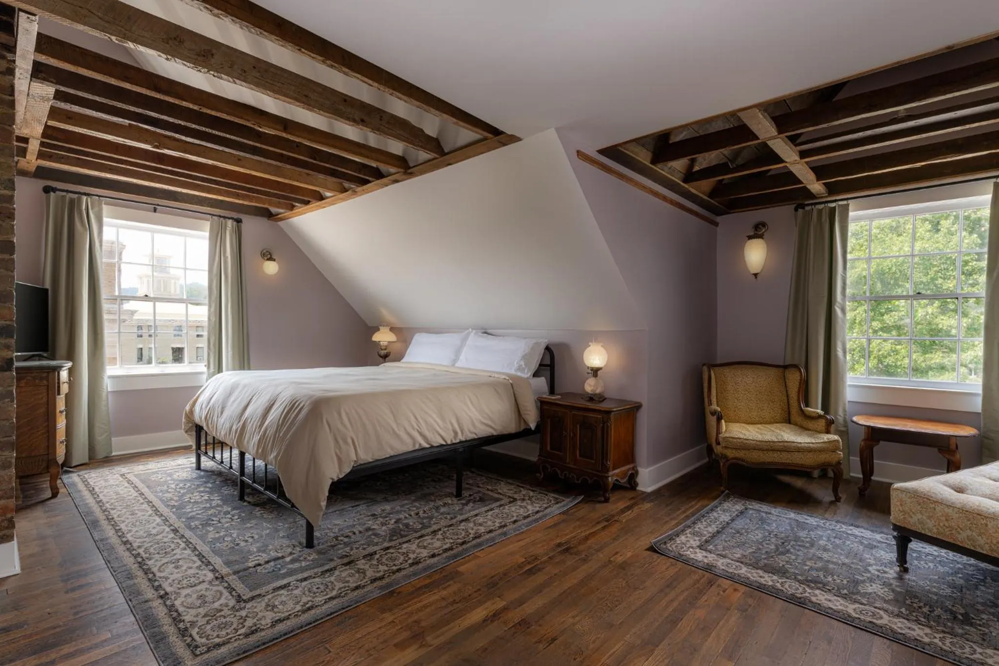 Seating area, Bed in The NuWray Hotel & Carriage House