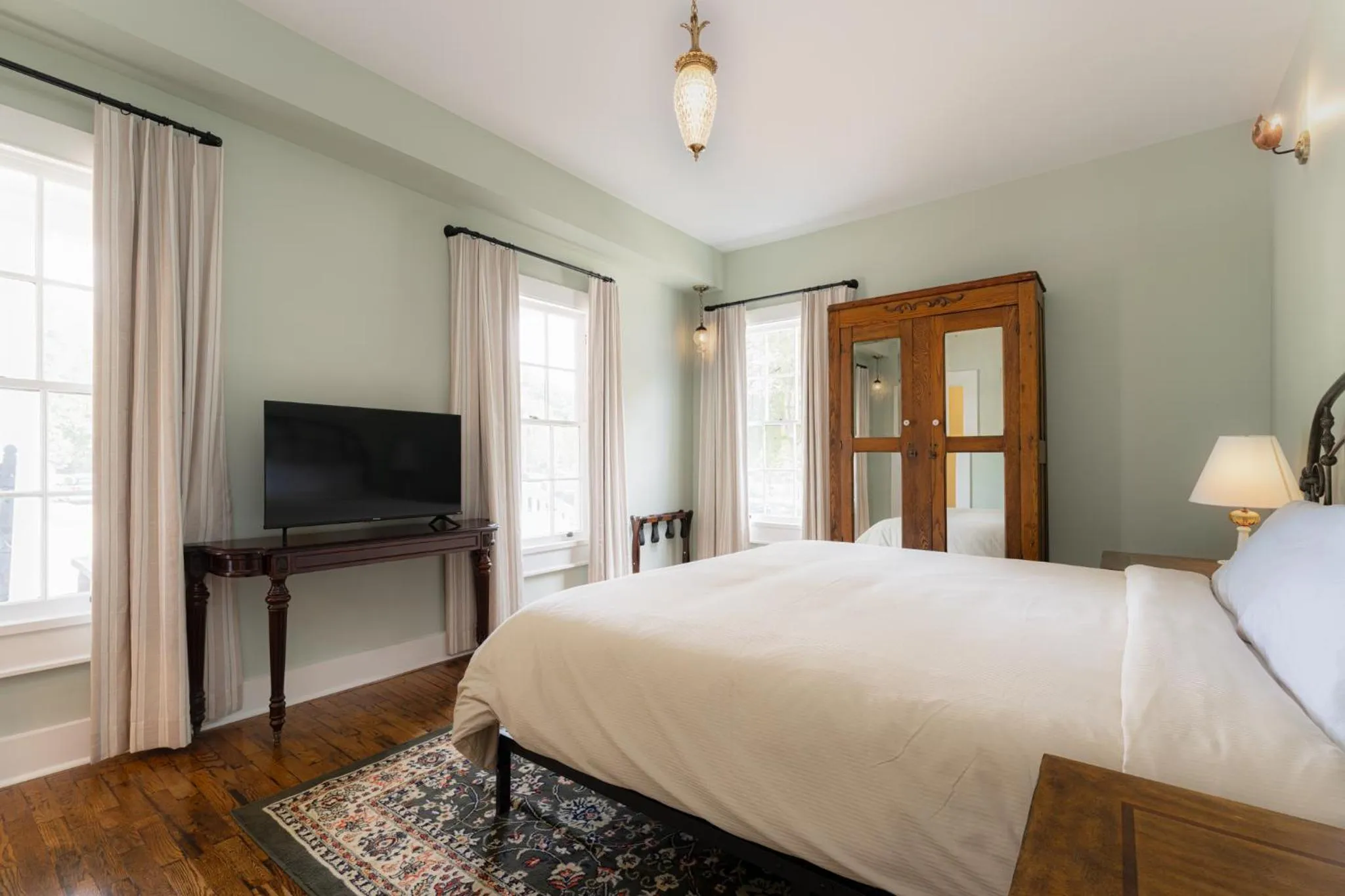 Bedroom, Bed in The NuWray Hotel & Carriage House