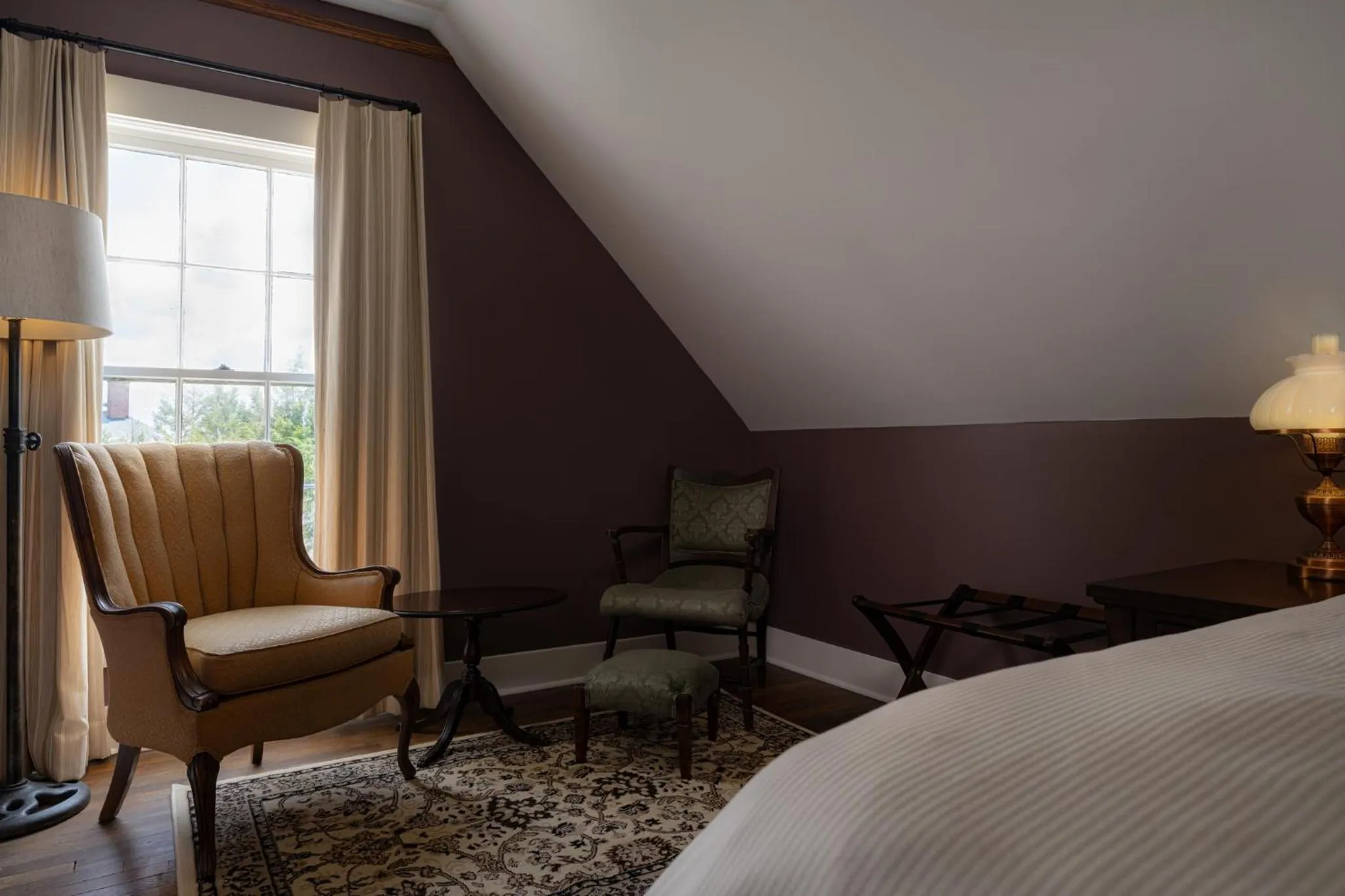 Seating area, Bed in The NuWray Hotel & Carriage House