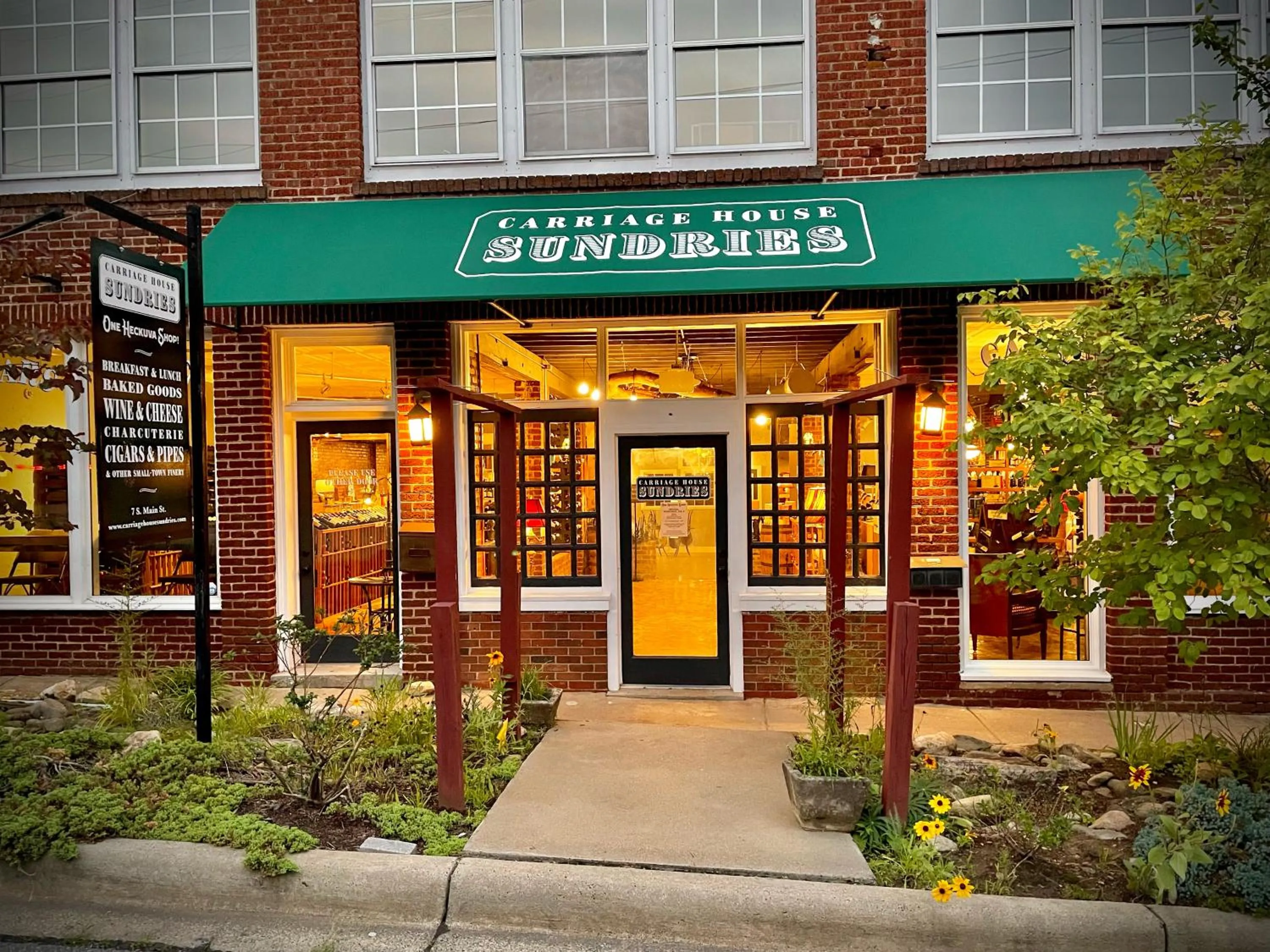 Restaurant/places to eat in The NuWray Hotel & Carriage House