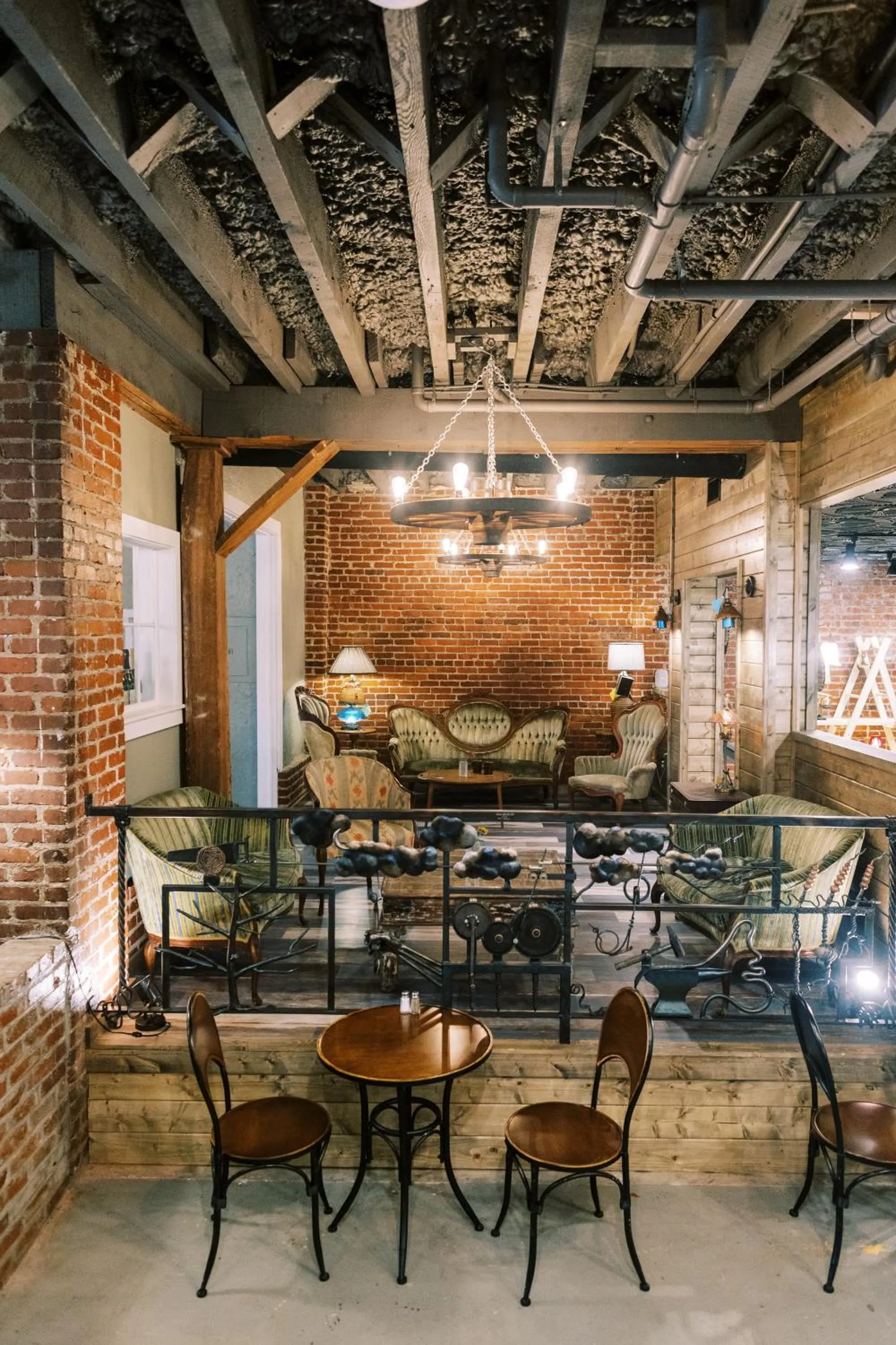 Restaurant/places to eat in The NuWray Hotel & Carriage House