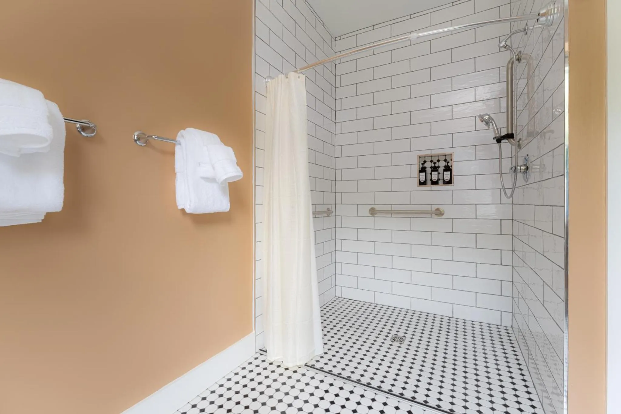 Bathroom in The NuWray Hotel & Carriage House