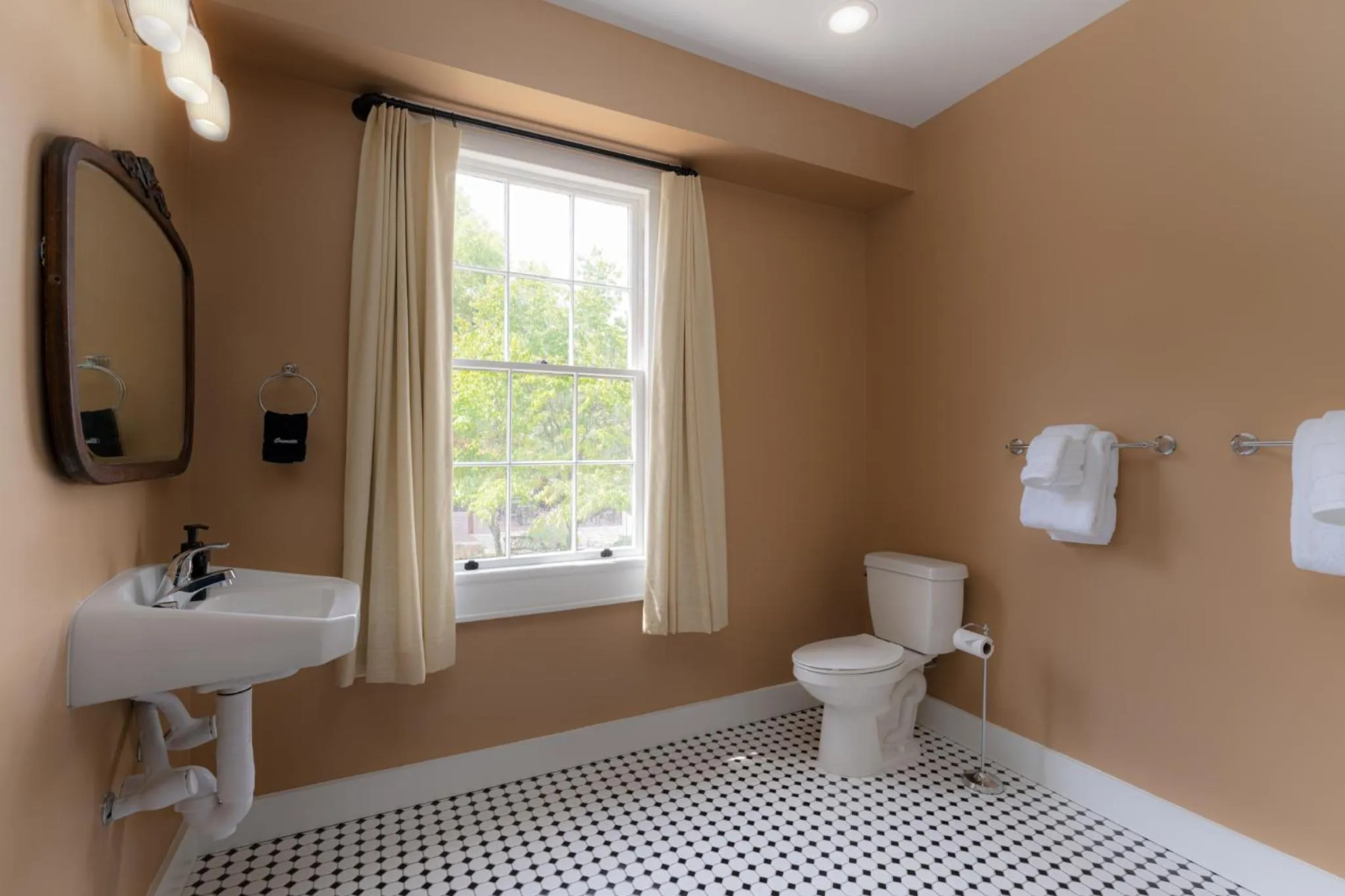Bathroom in The NuWray Hotel & Carriage House