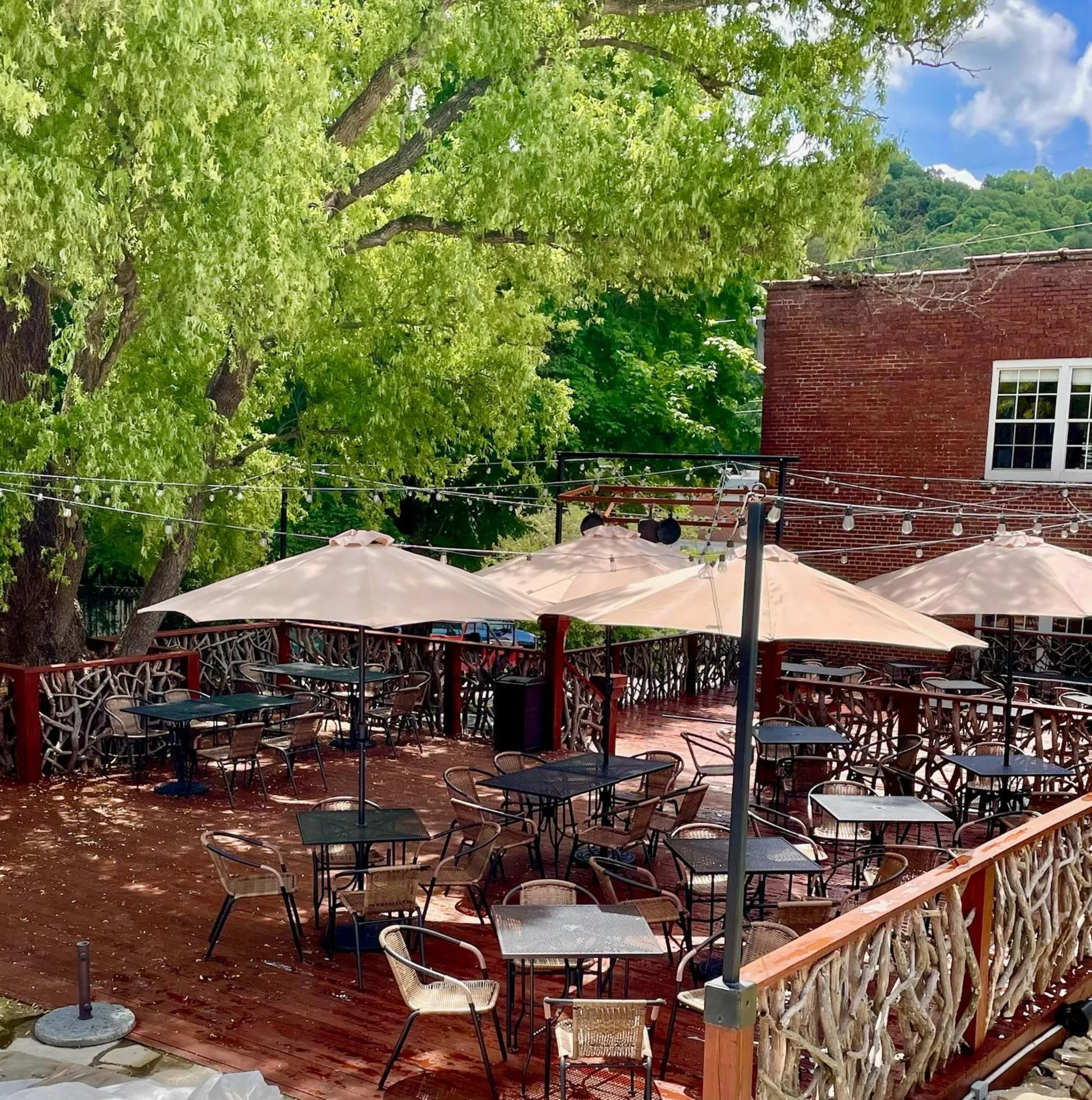 Restaurant/places to eat in The NuWray Hotel & Carriage House