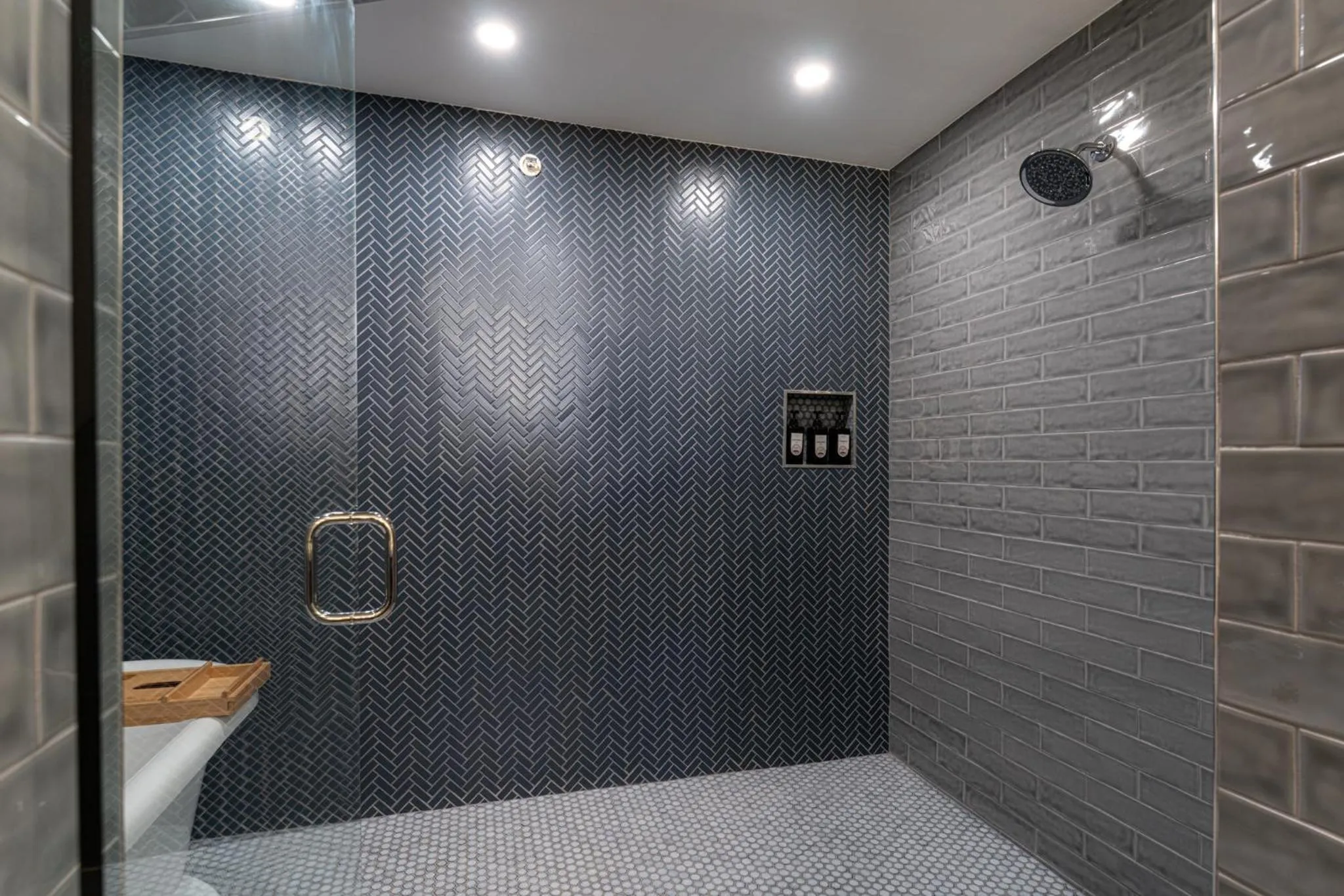 Shower in The NuWray Hotel & Carriage House