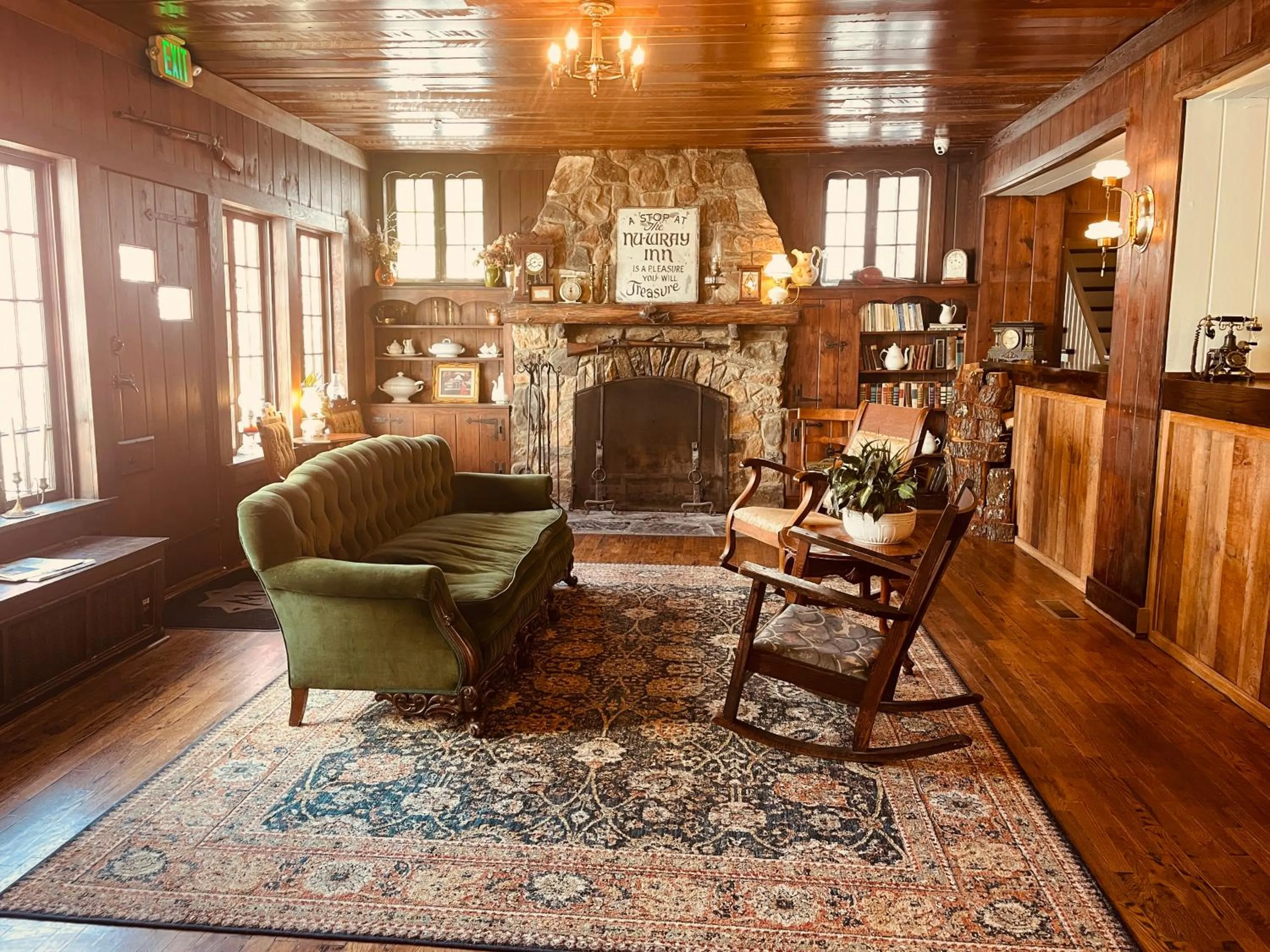 Lobby or reception in The NuWray Hotel & Carriage House