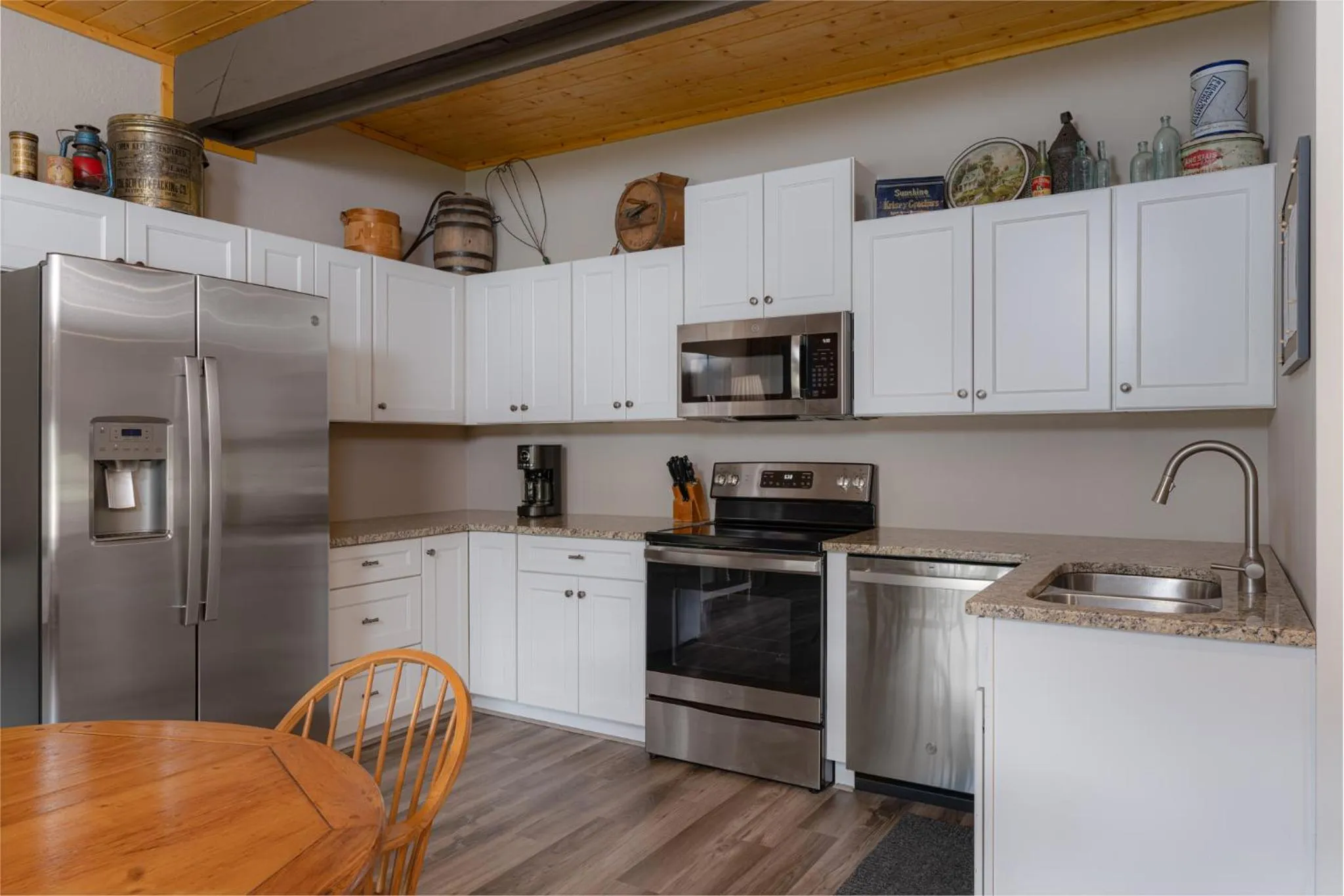 kitchen in The NuWray Hotel & Carriage House