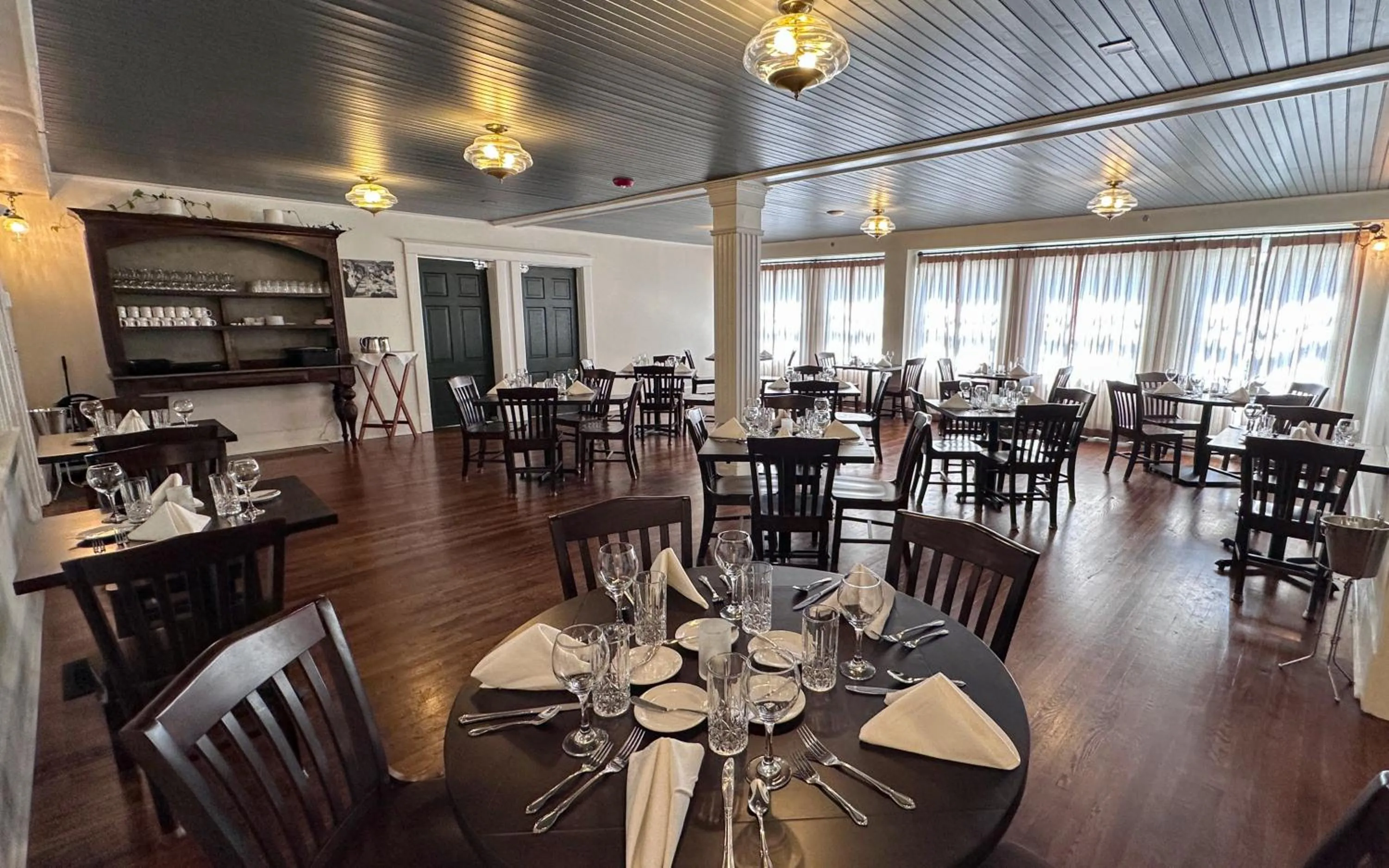 Restaurant/places to eat in The NuWray Hotel & Carriage House