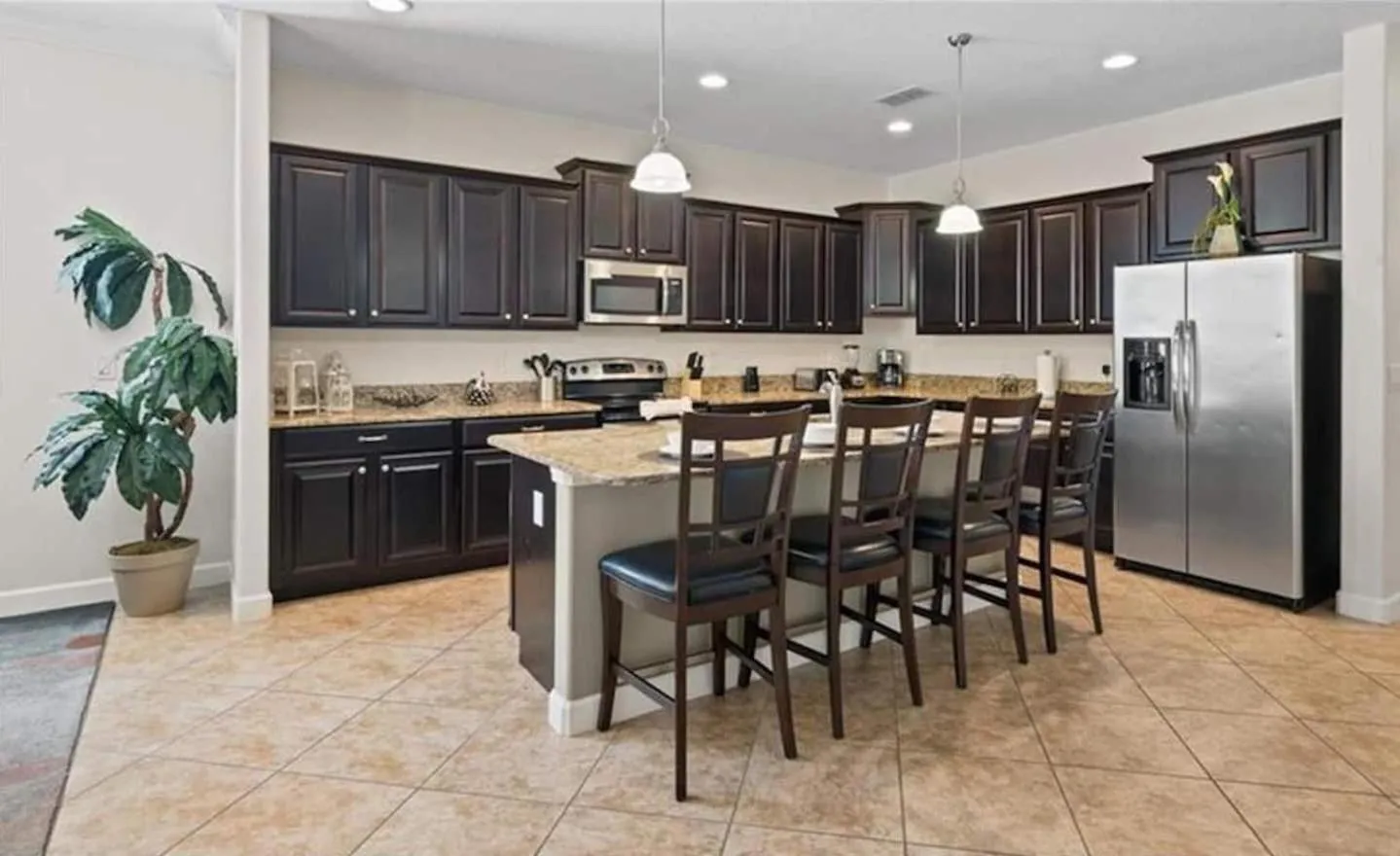 Kitchen or kitchenette in 8931 Cuban Palm