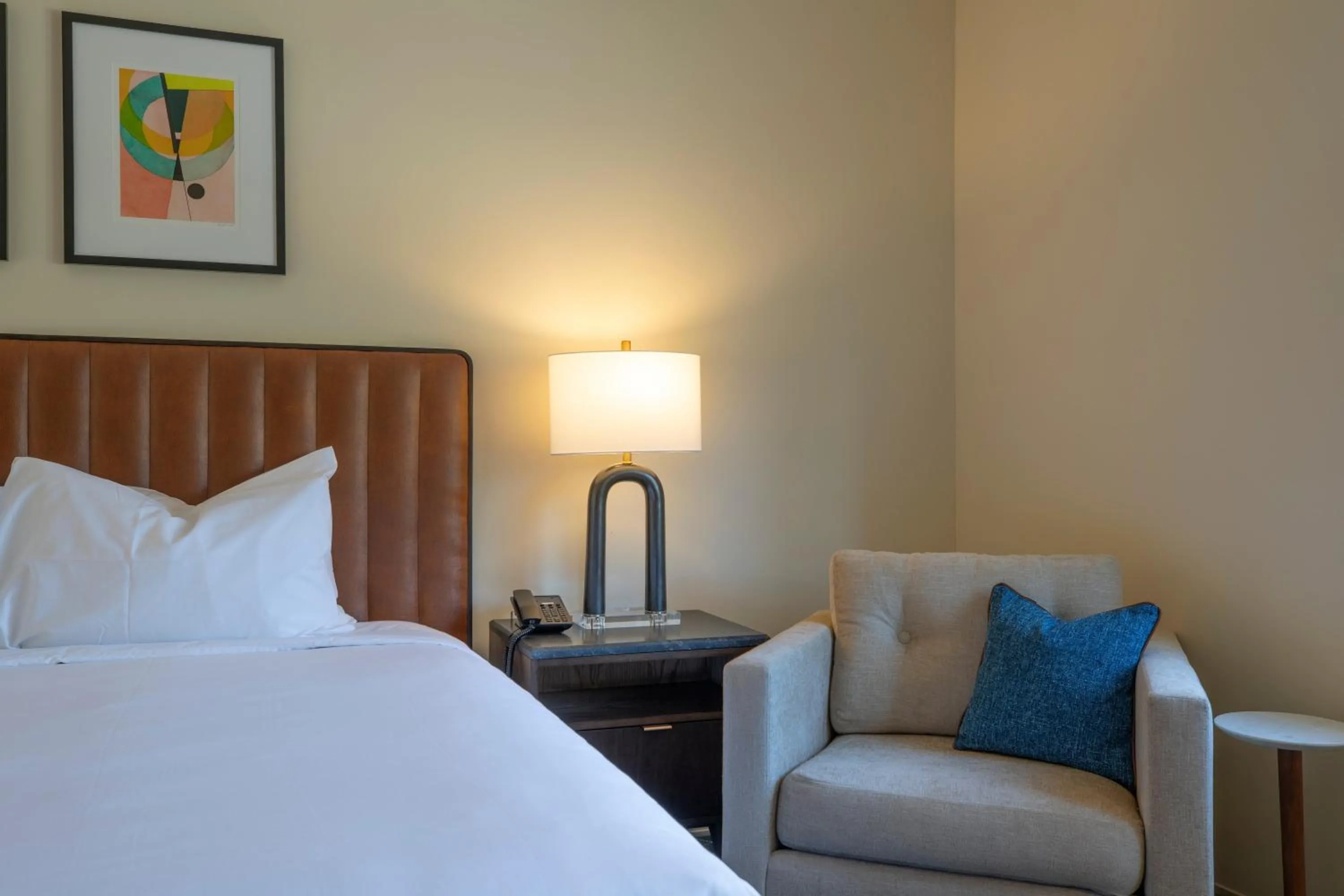 Seating area, Bed in The Holbrook Hotel