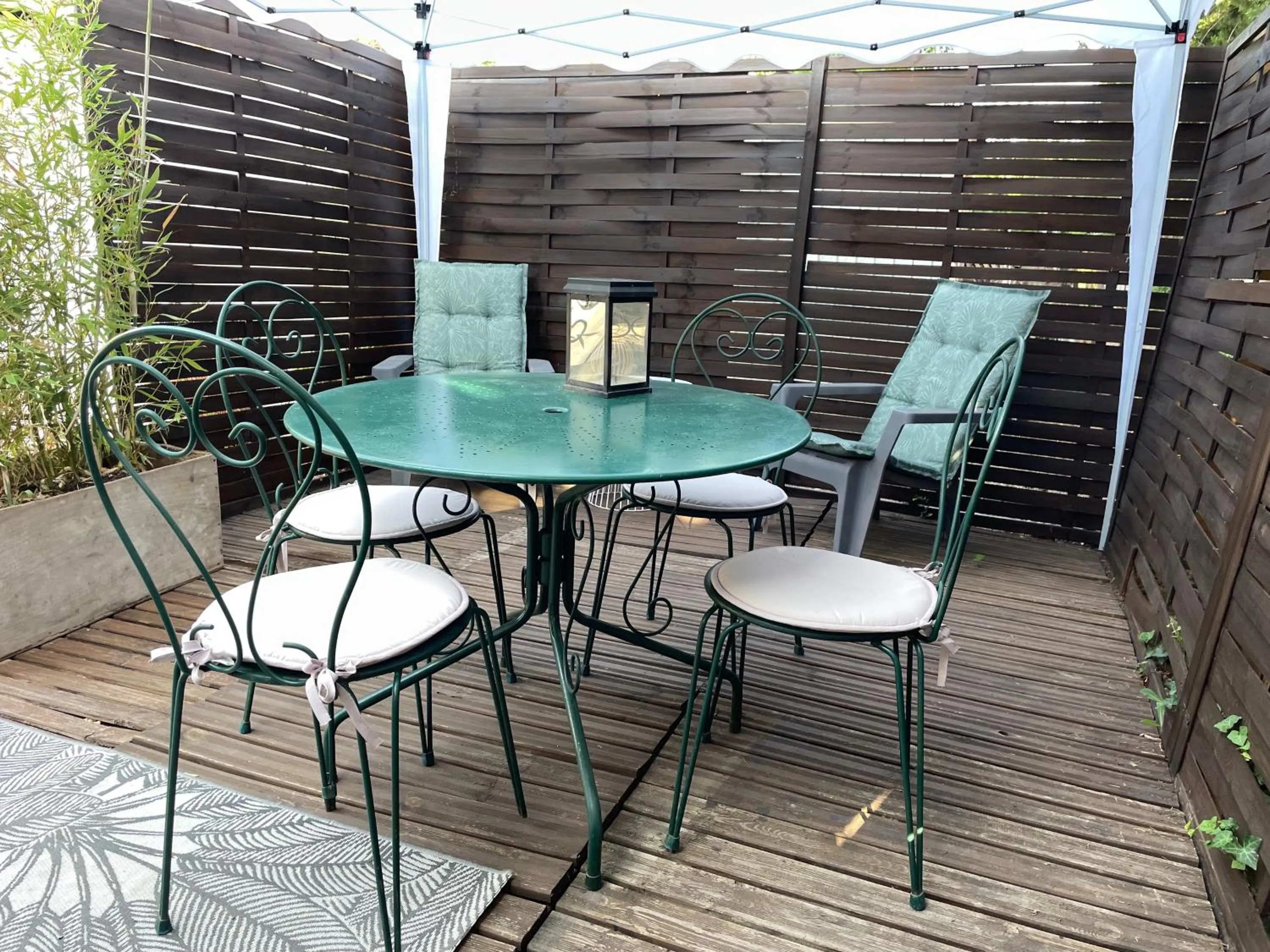 Patio in Mas Grimaud - Gîte- Studio et chambres d'hôtes familiales