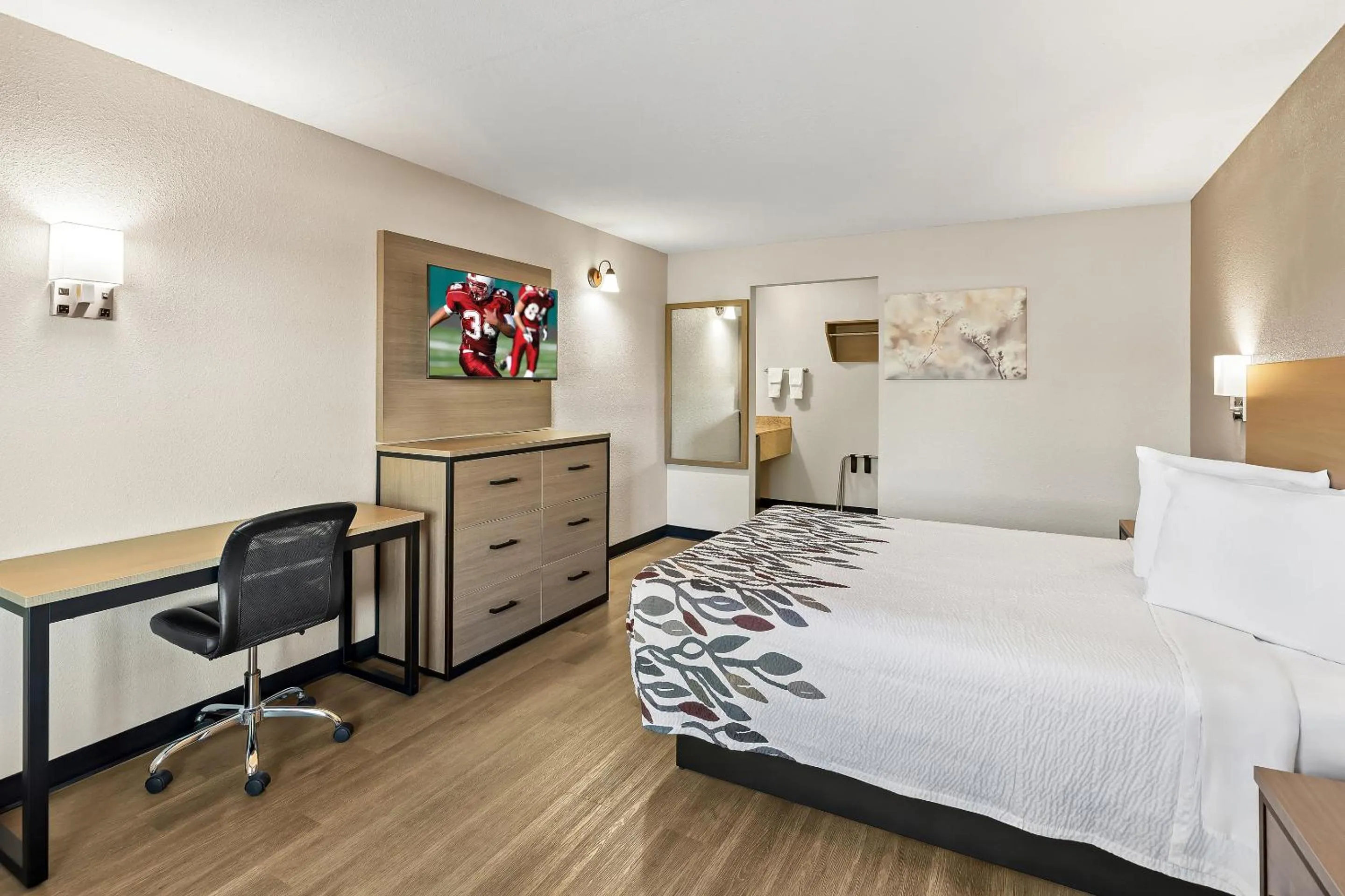 Photo of the whole room, Bed in Red Roof Inn Tucson - Vail