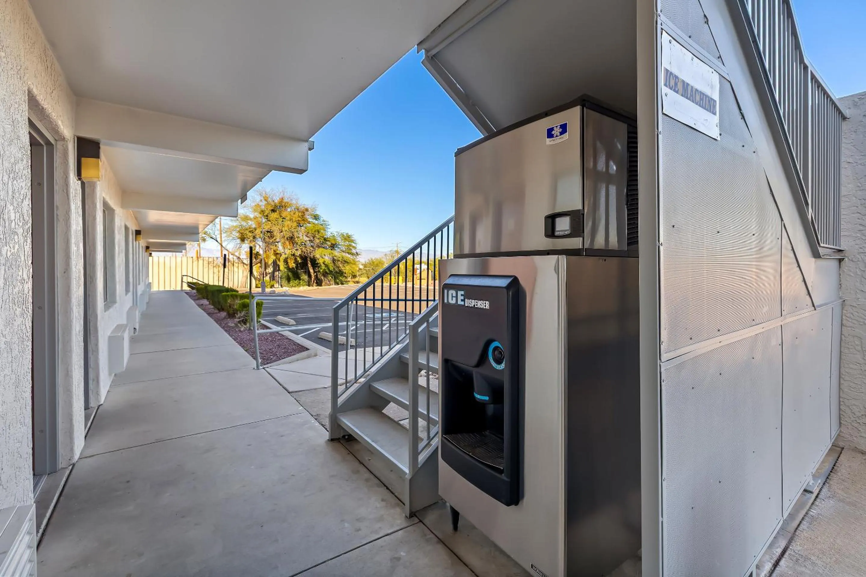 Property building in Red Roof Inn Tucson - Vail