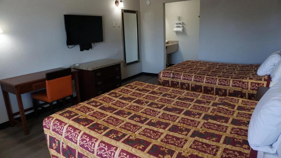 Bed in Travel Inn Tucson