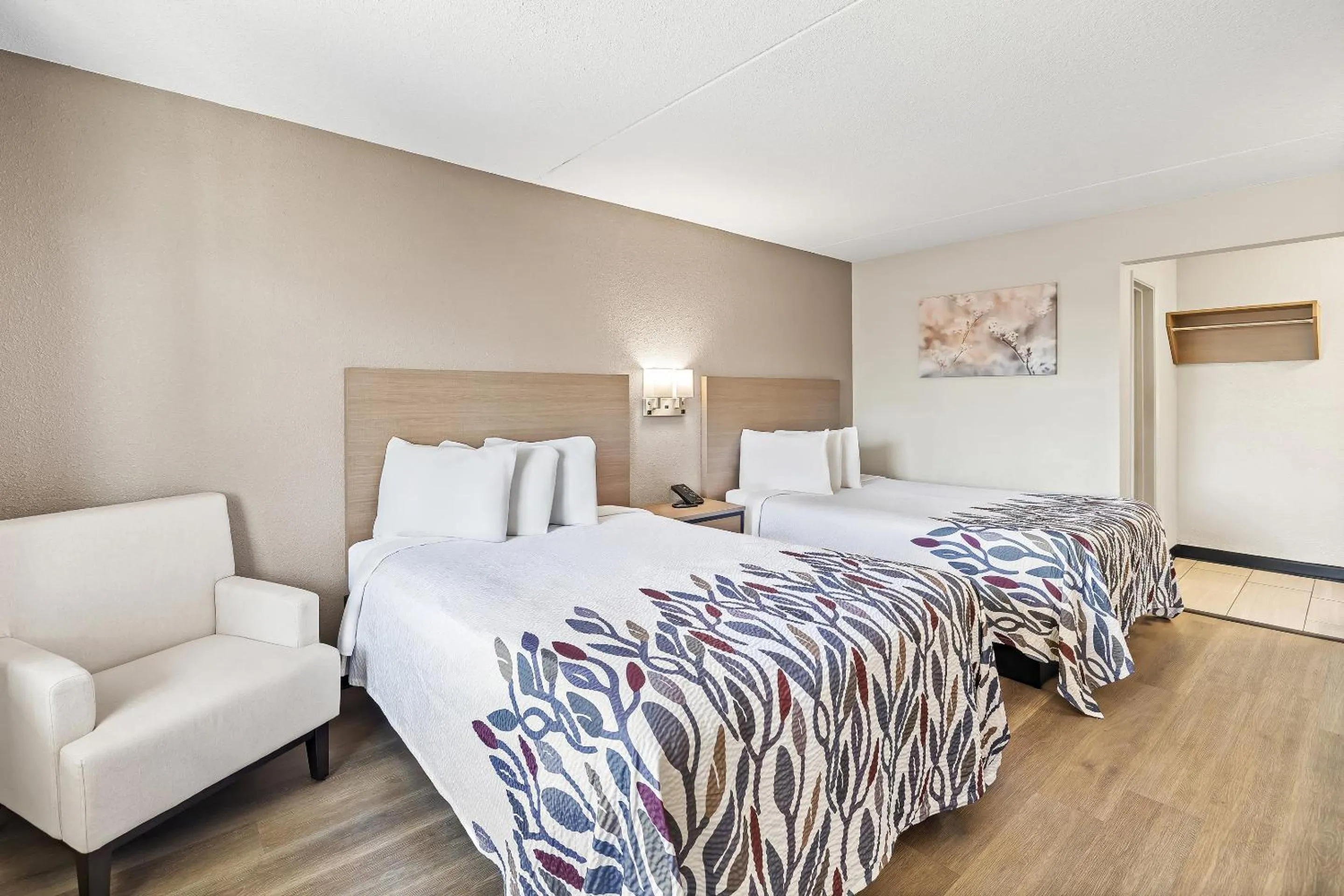 Photo of the whole room, Bed in Red Roof Inn Tucson - Vail