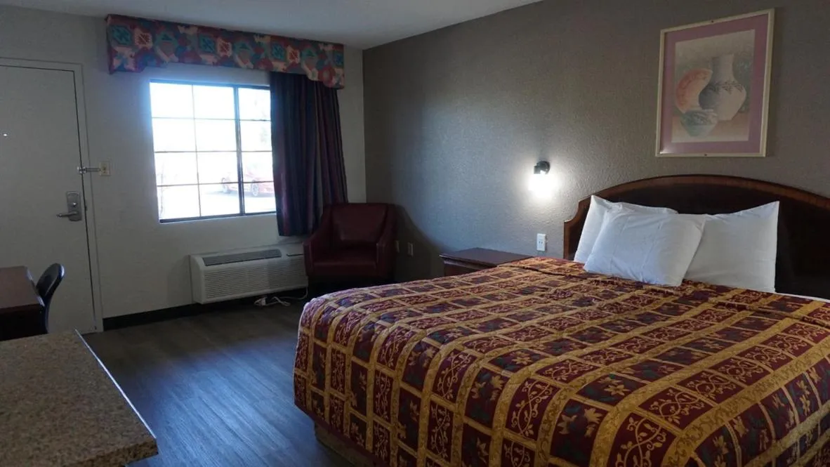 Bedroom, Bed in Travel Inn Tucson