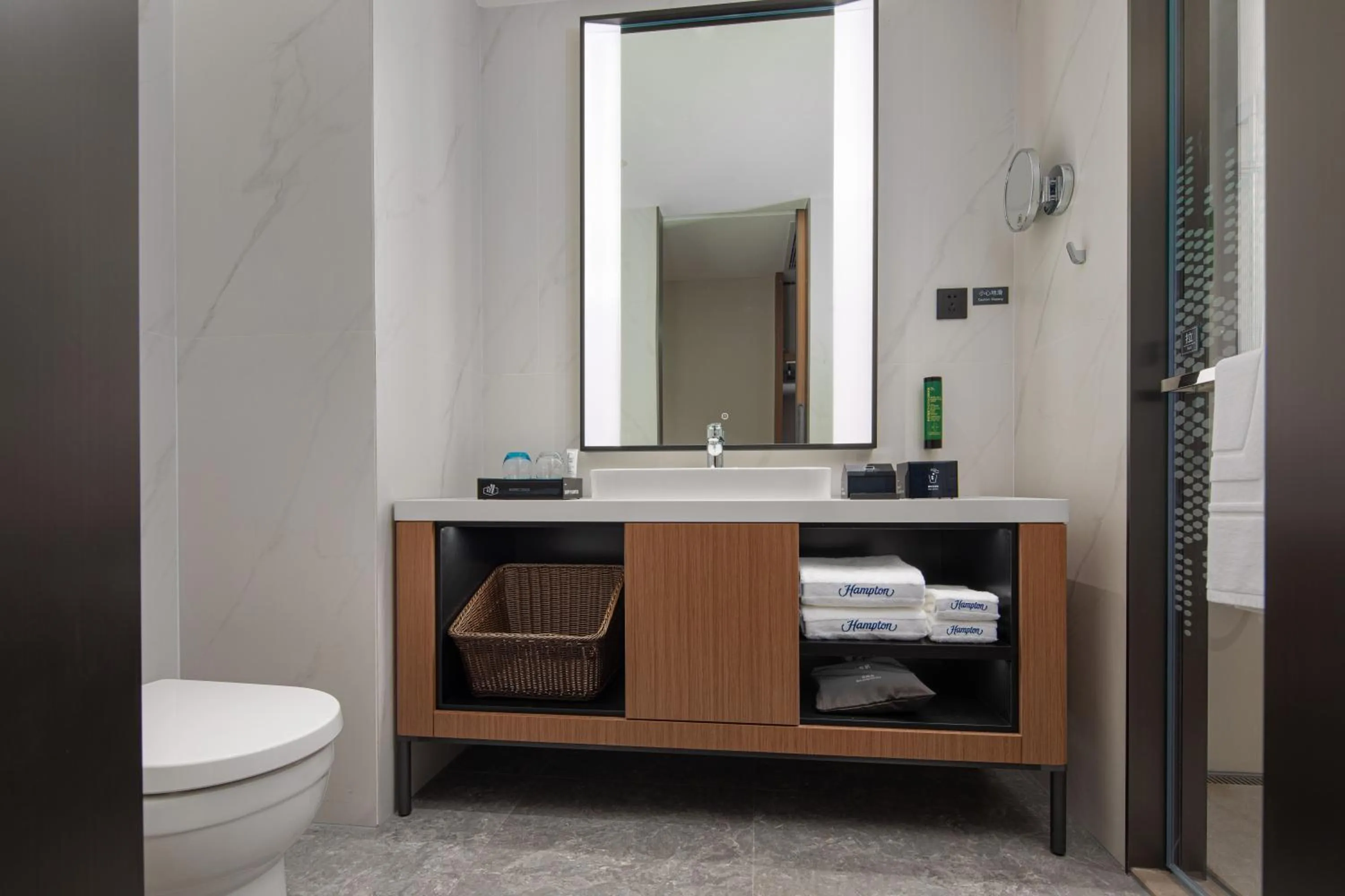 Toilet in 广州新塘站希尔顿欢朋酒店