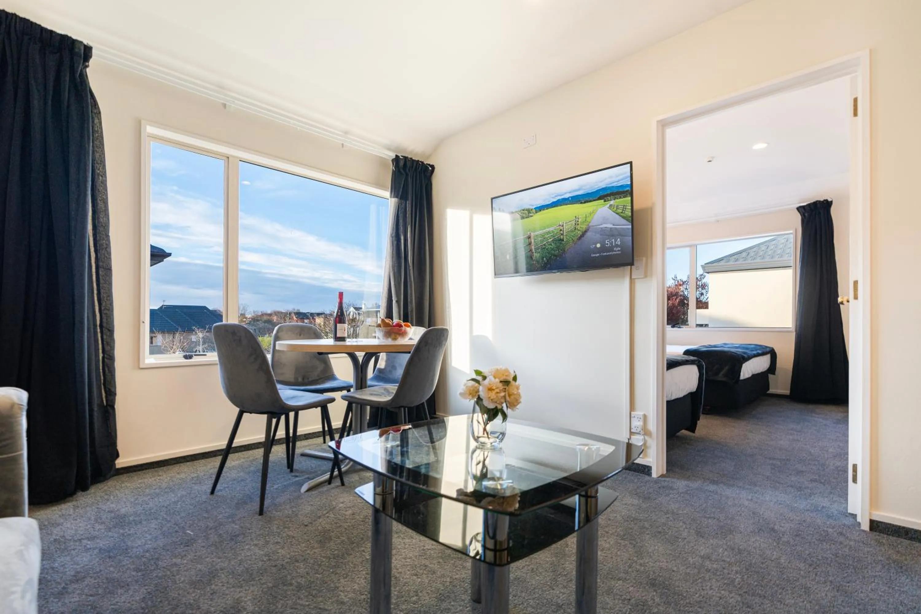 Living room, Bed in Daffodil Motel