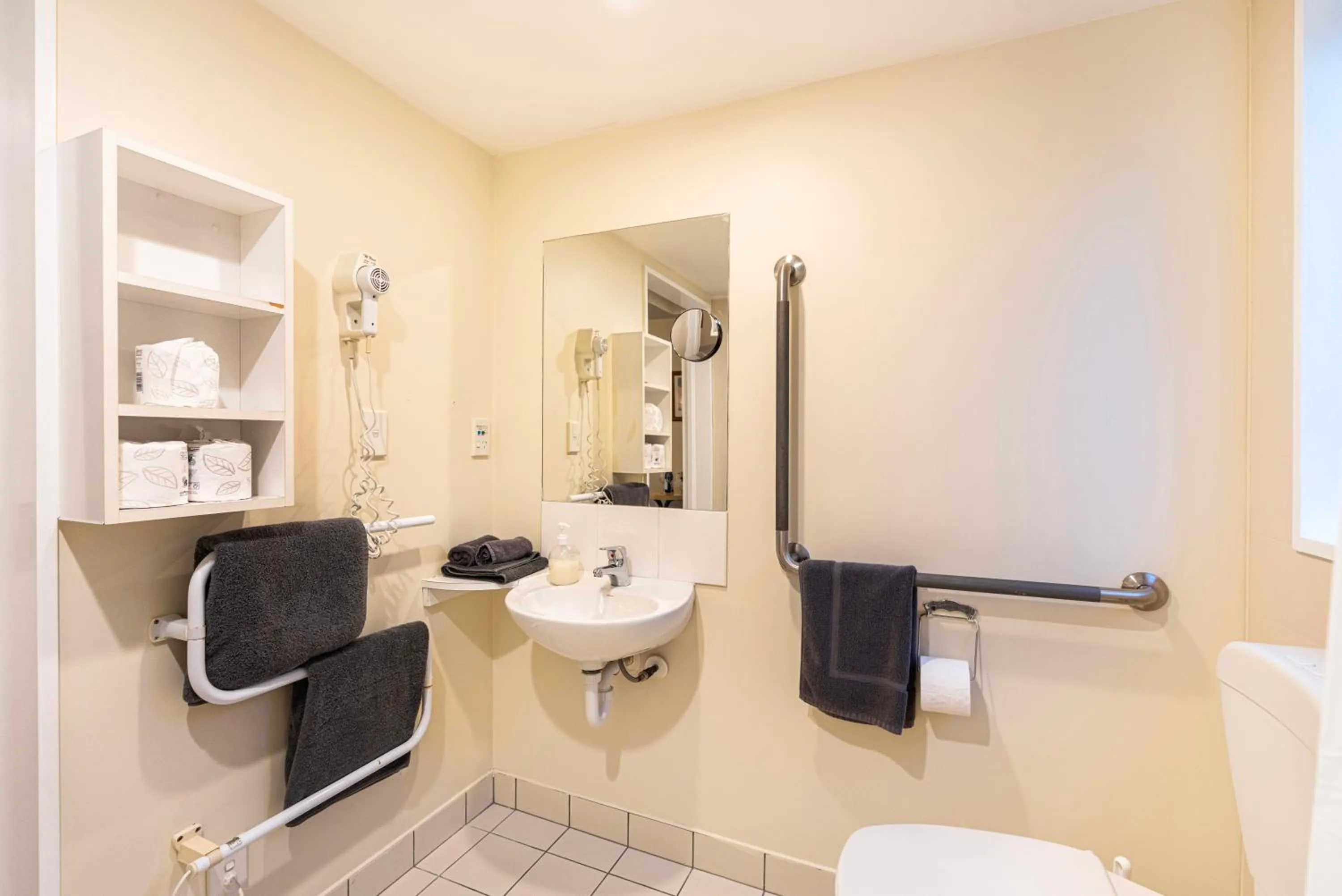 Bathroom in Daffodil Motel