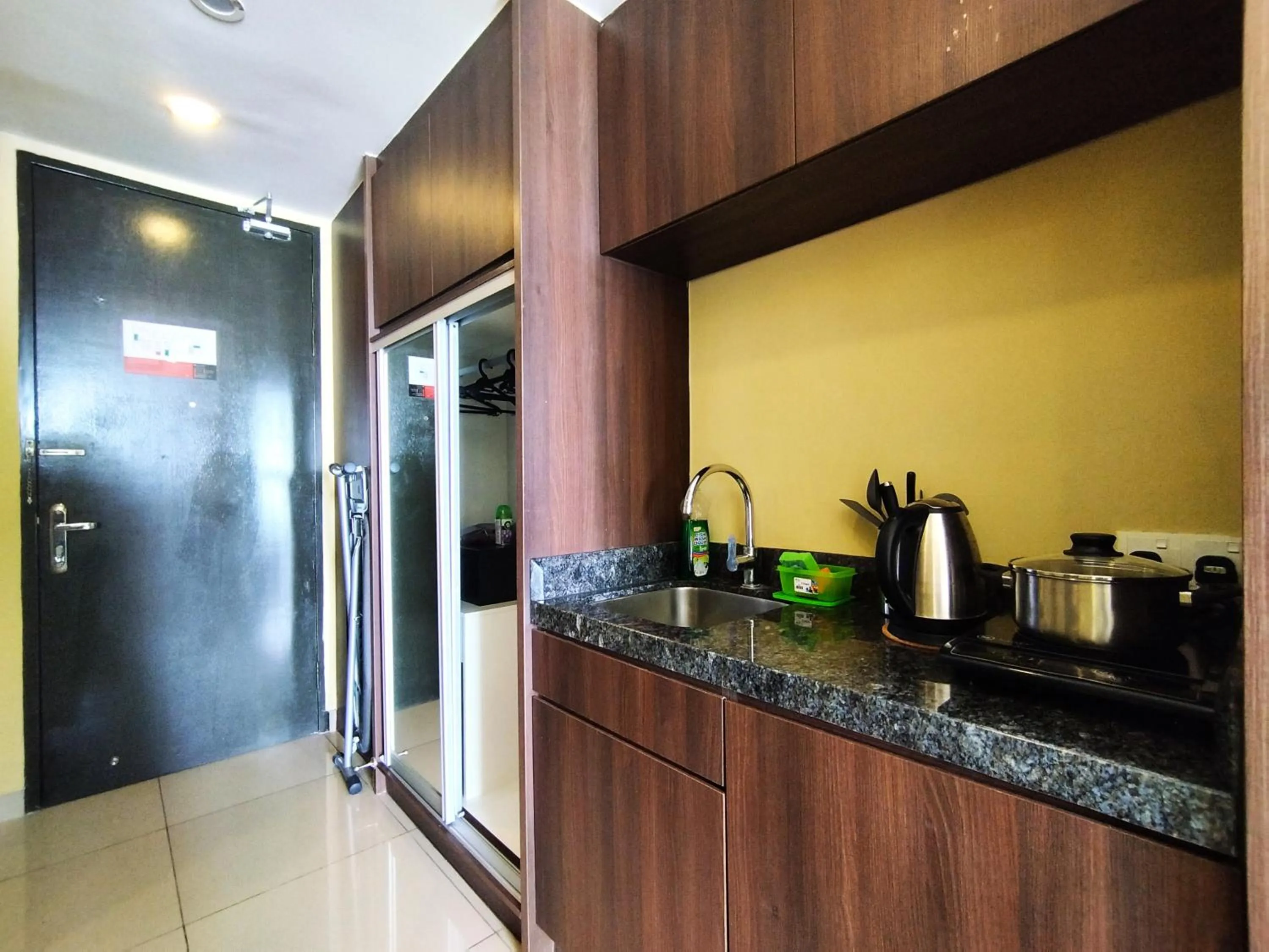 Kitchen or kitchenette in GENTING FoggyCold StayCation AT Ion Delemen By HAPYHOME