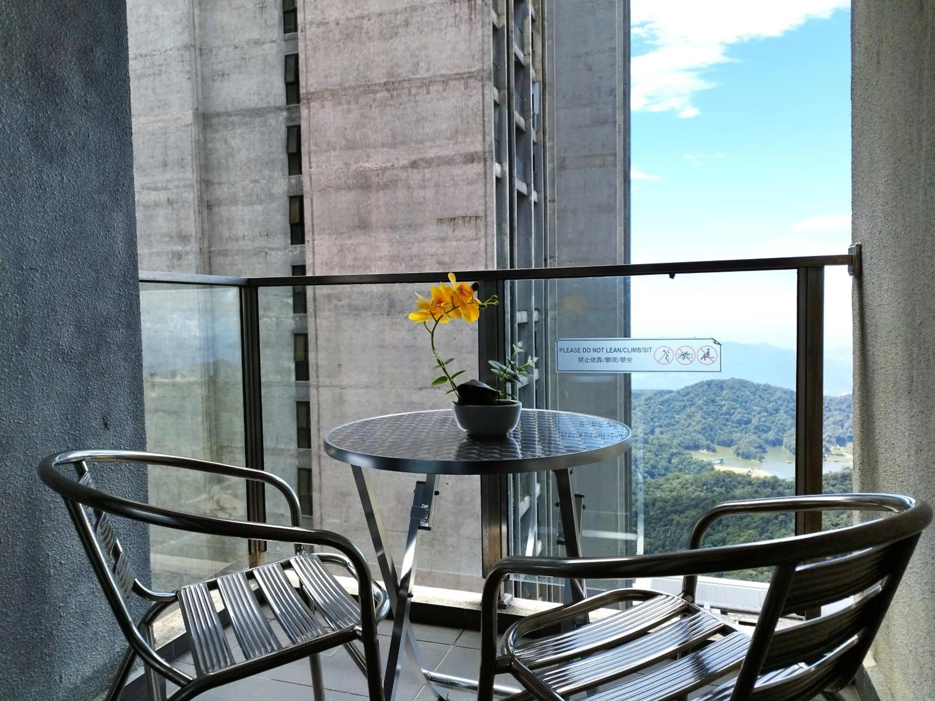 Balcony/Terrace in GENTING FoggyCold StayCation AT Ion Delemen By HAPYHOME