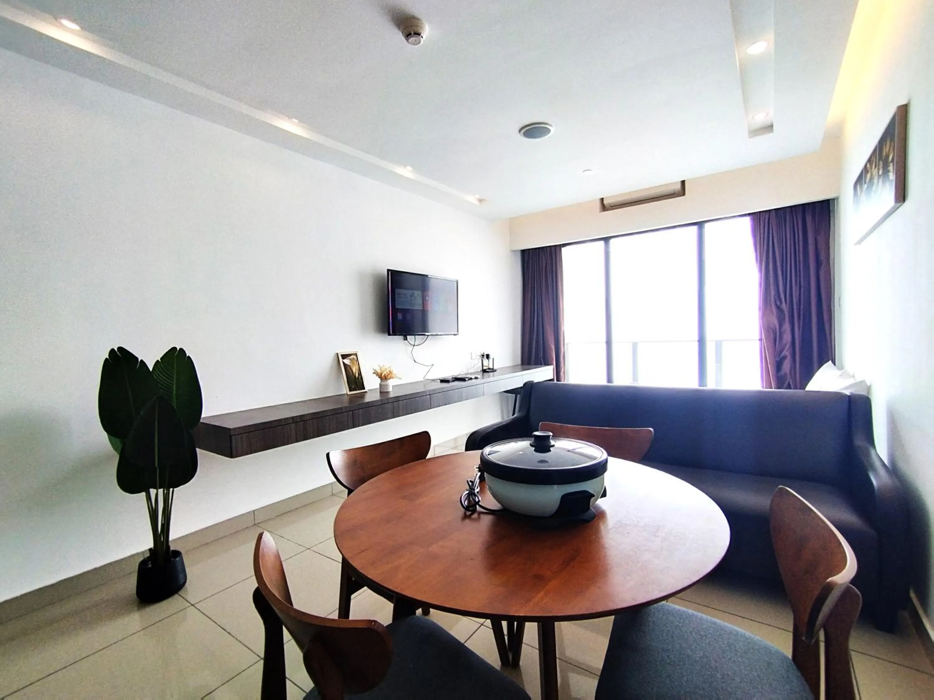 Living room in GENTING FoggyCold StayCation AT Ion Delemen By HAPYHOME