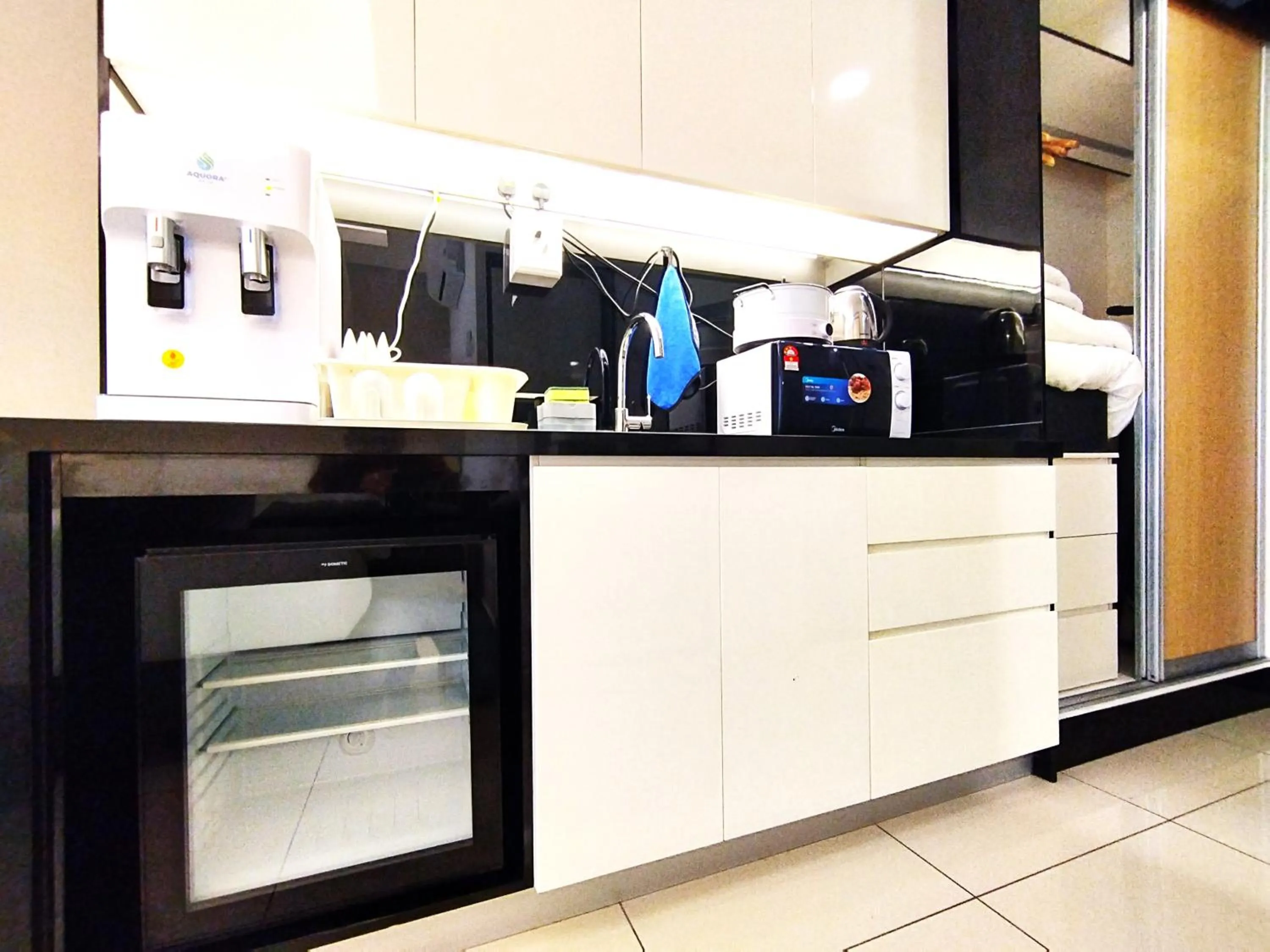 kitchen in GENTING FoggyCold StayCation AT Ion Delemen By HAPYHOME