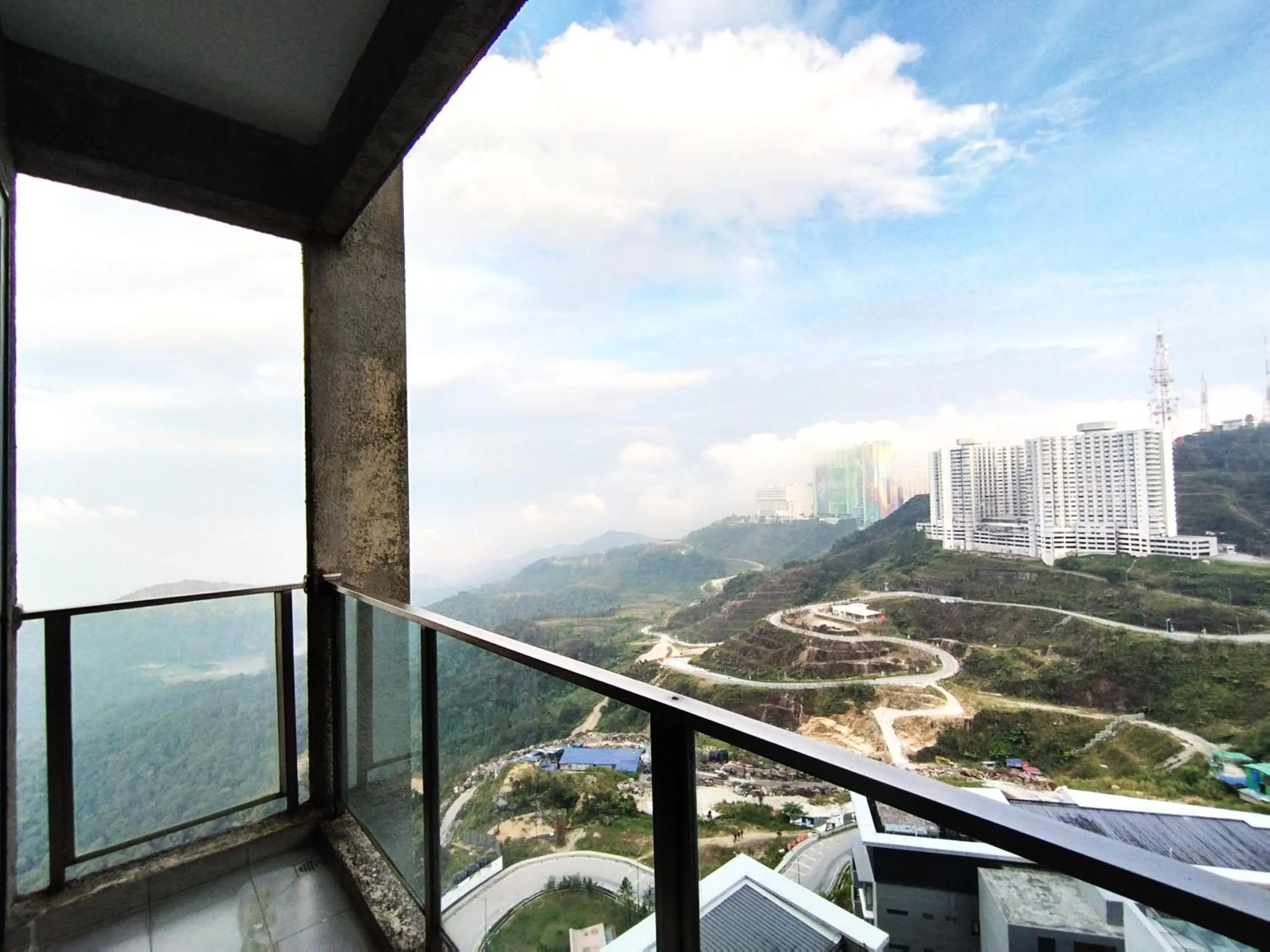 Balcony/Terrace in GENTING FoggyCold StayCation AT Ion Delemen By HAPYHOME