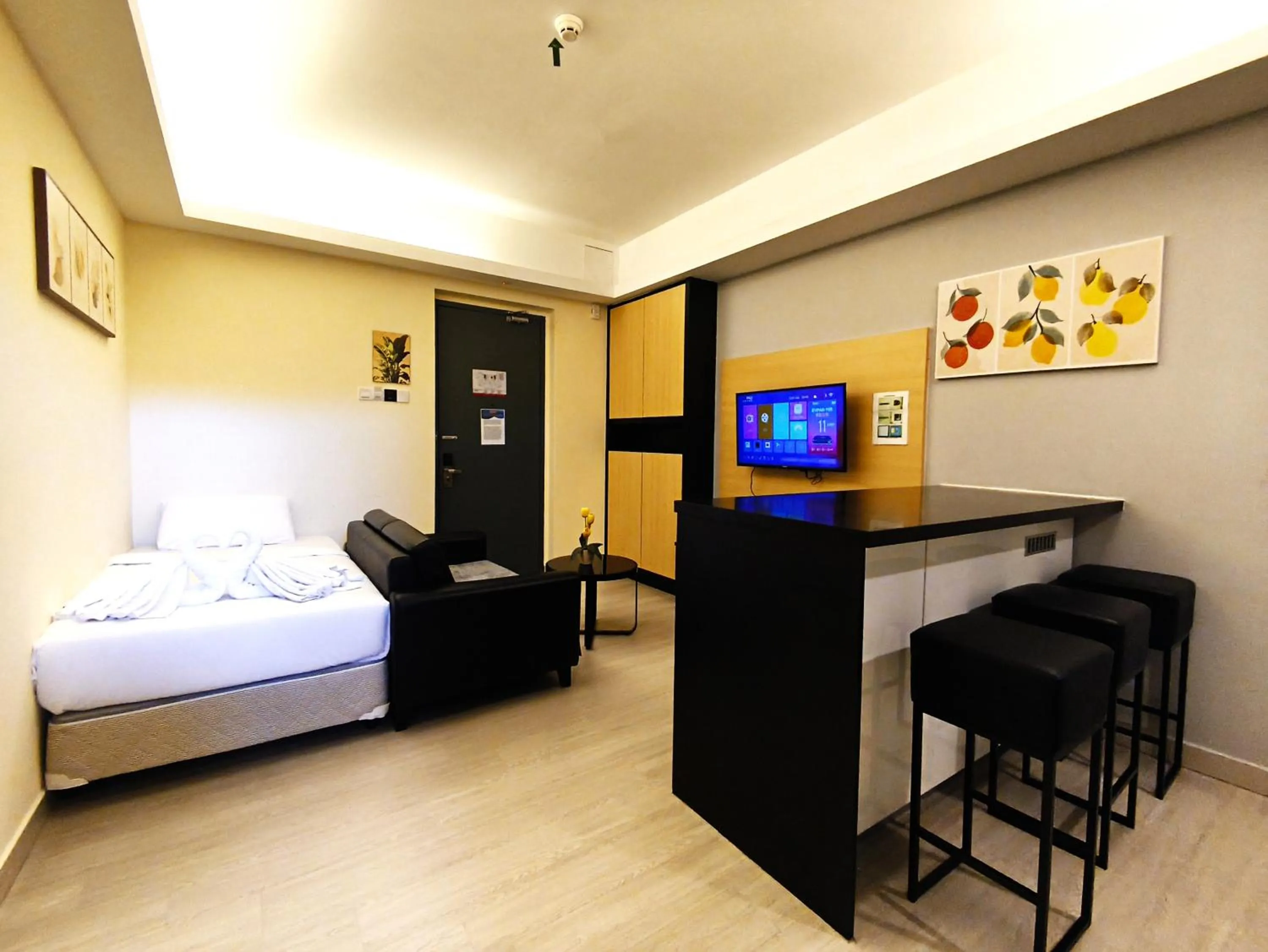 Living room, Bed in GENTING FoggyCold StayCation AT Ion Delemen By HAPYHOME