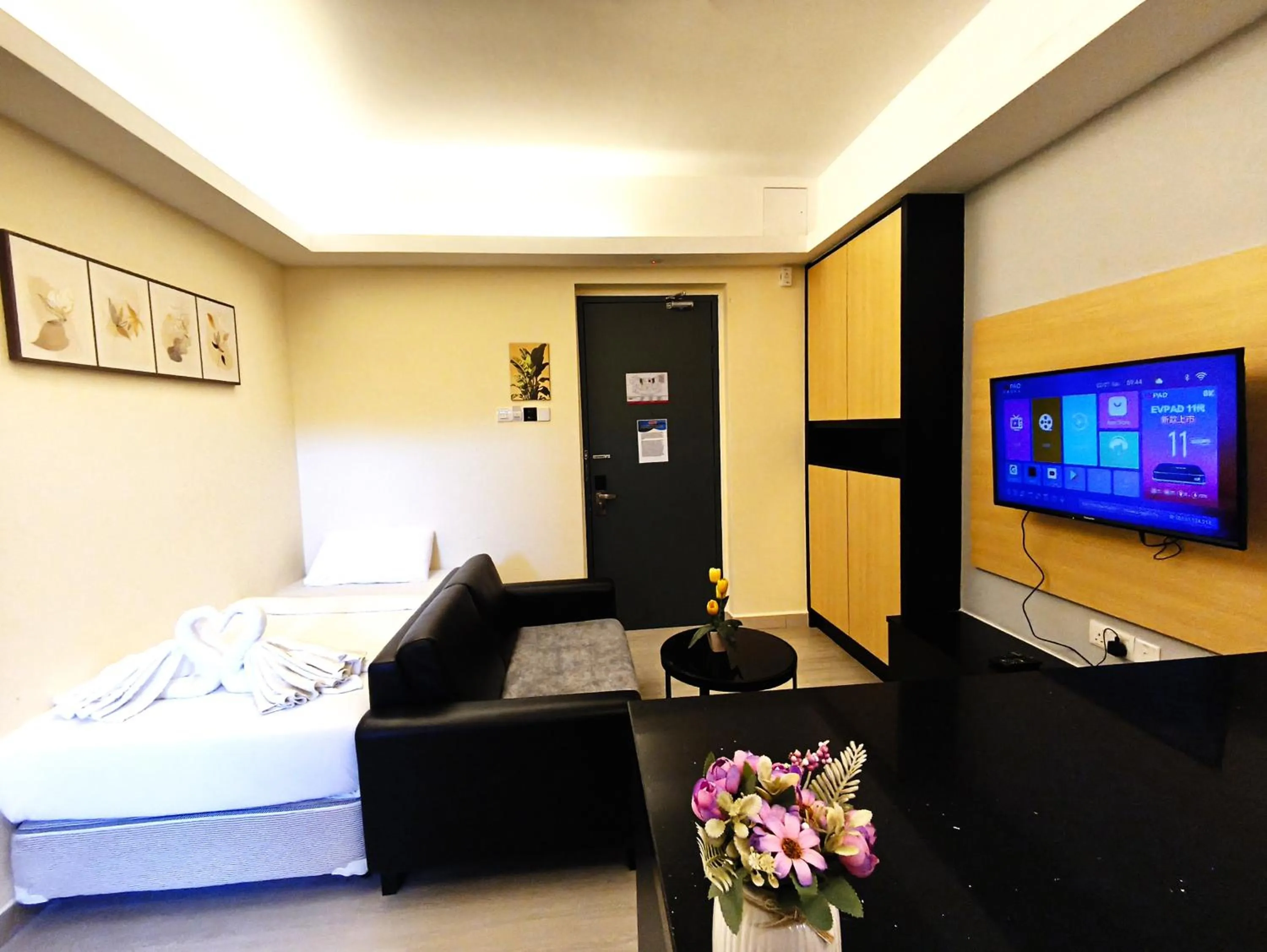 Living room, Bed in GENTING FoggyCold StayCation AT Ion Delemen By HAPYHOME