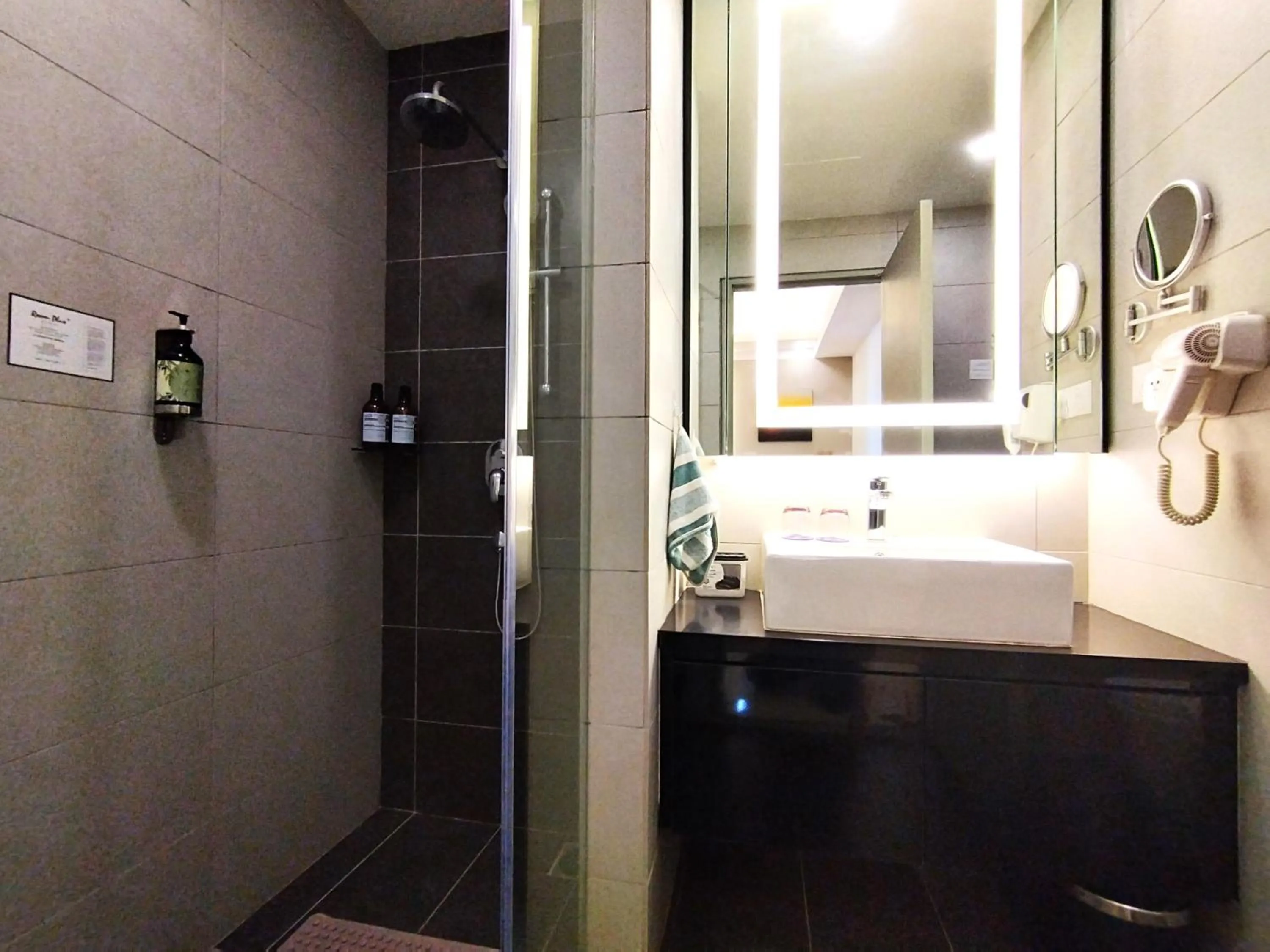 Bathroom in GENTING FoggyCold StayCation AT Ion Delemen By HAPYHOME