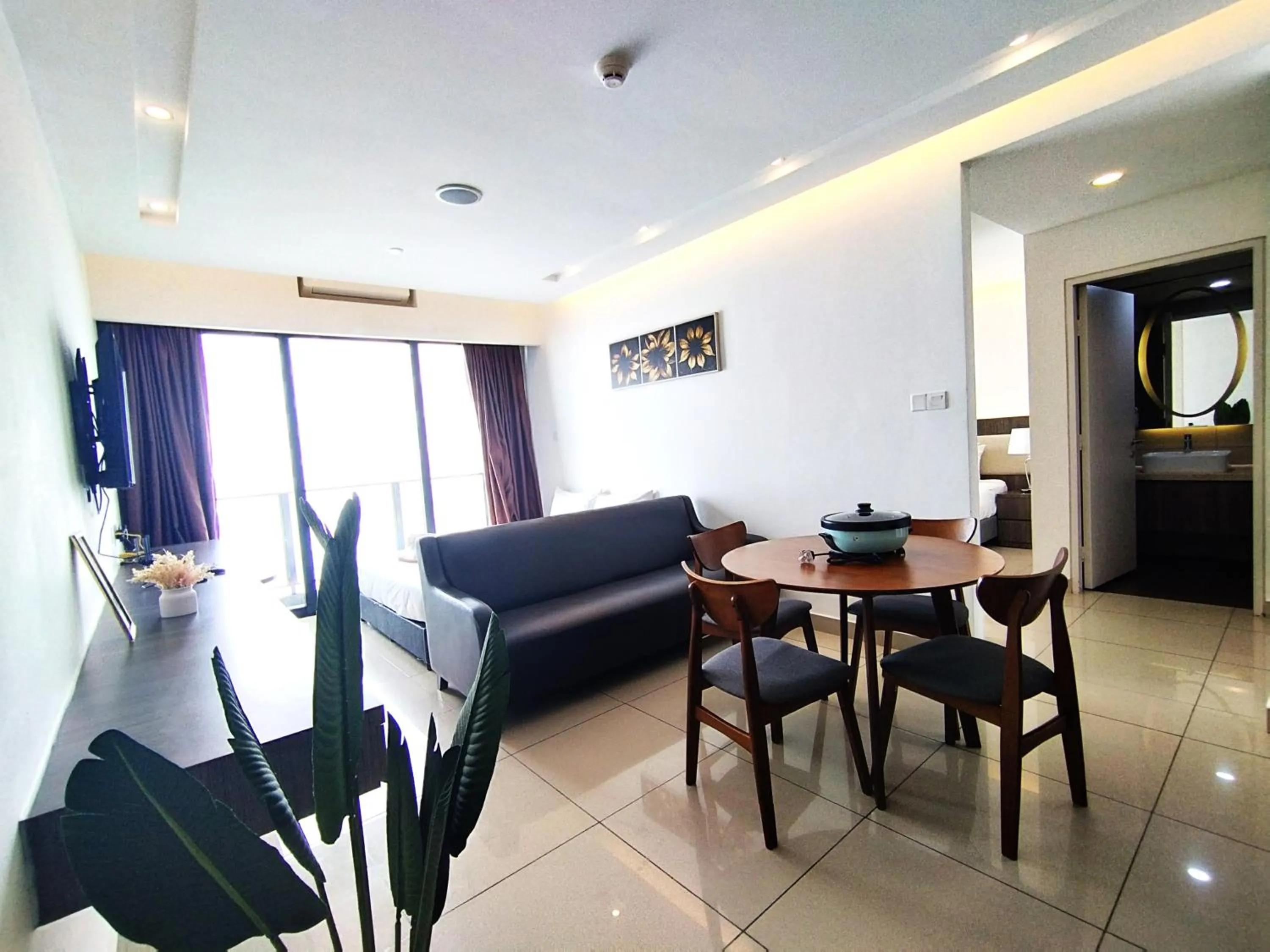 Living room in GENTING FoggyCold StayCation AT Ion Delemen By HAPYHOME