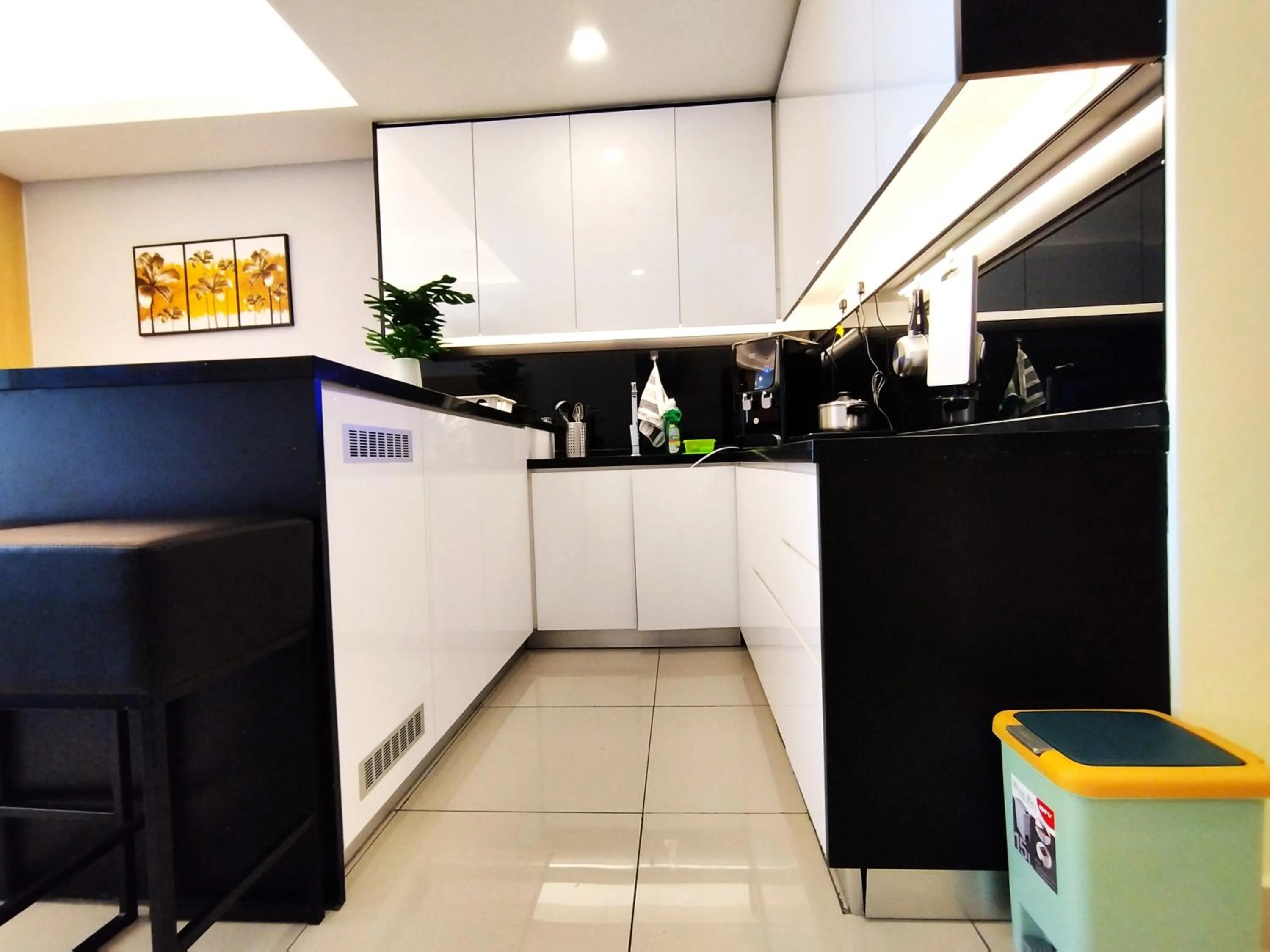 kitchen in GENTING FoggyCold StayCation AT Ion Delemen By HAPYHOME