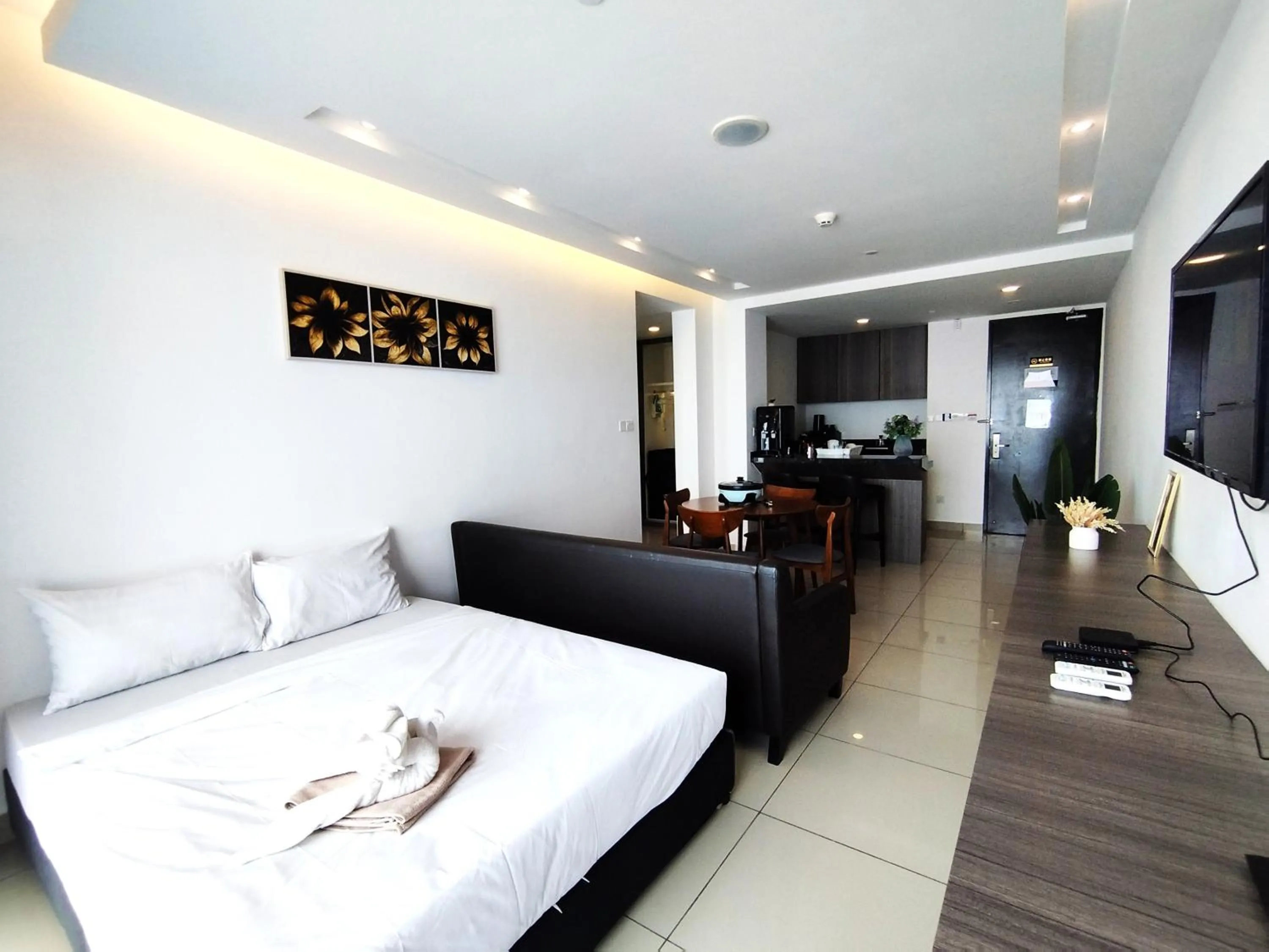 Living room, Bed in GENTING FoggyCold StayCation AT Ion Delemen By HAPYHOME