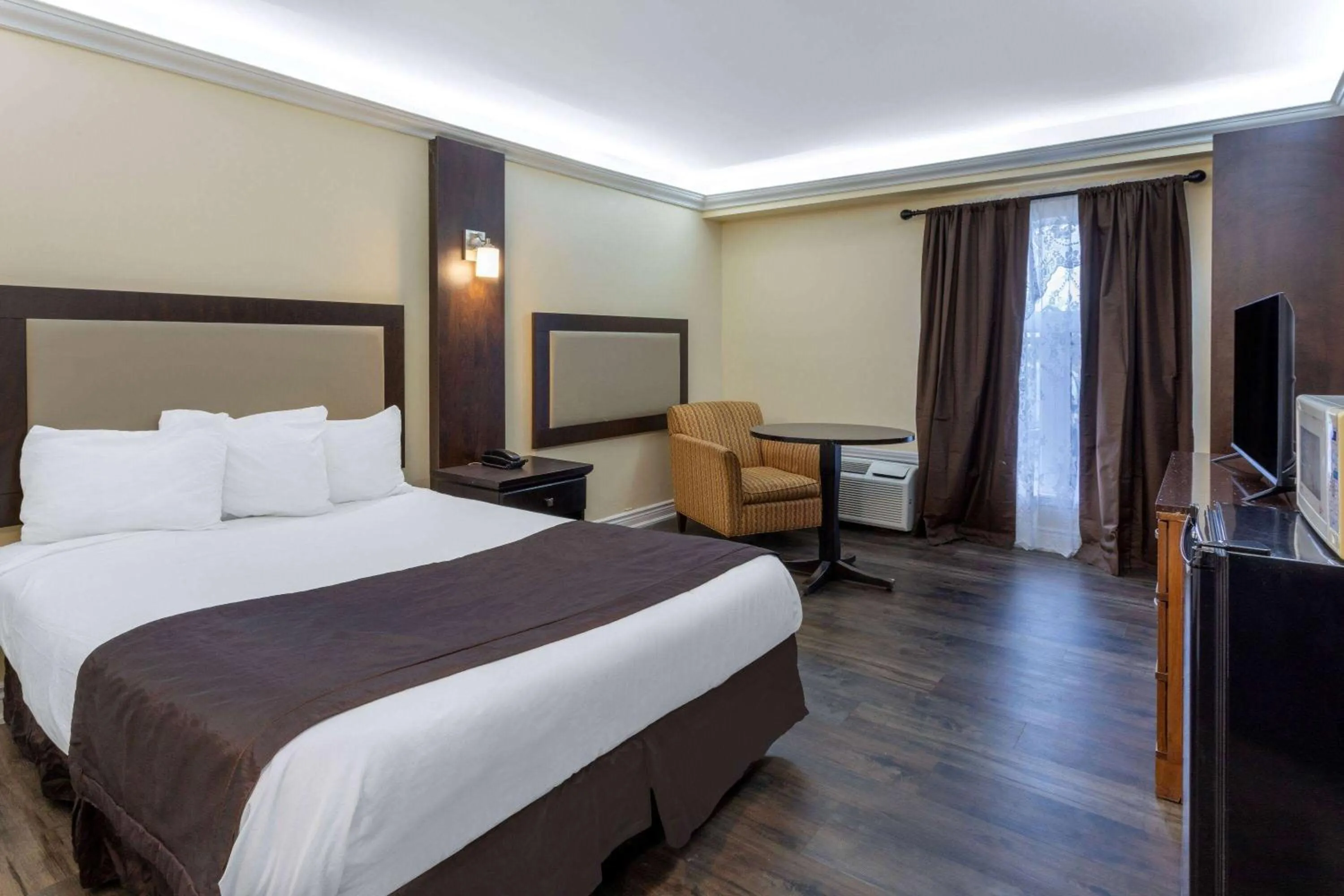 Photo of the whole room in Travelodge by Wyndham Sarnia